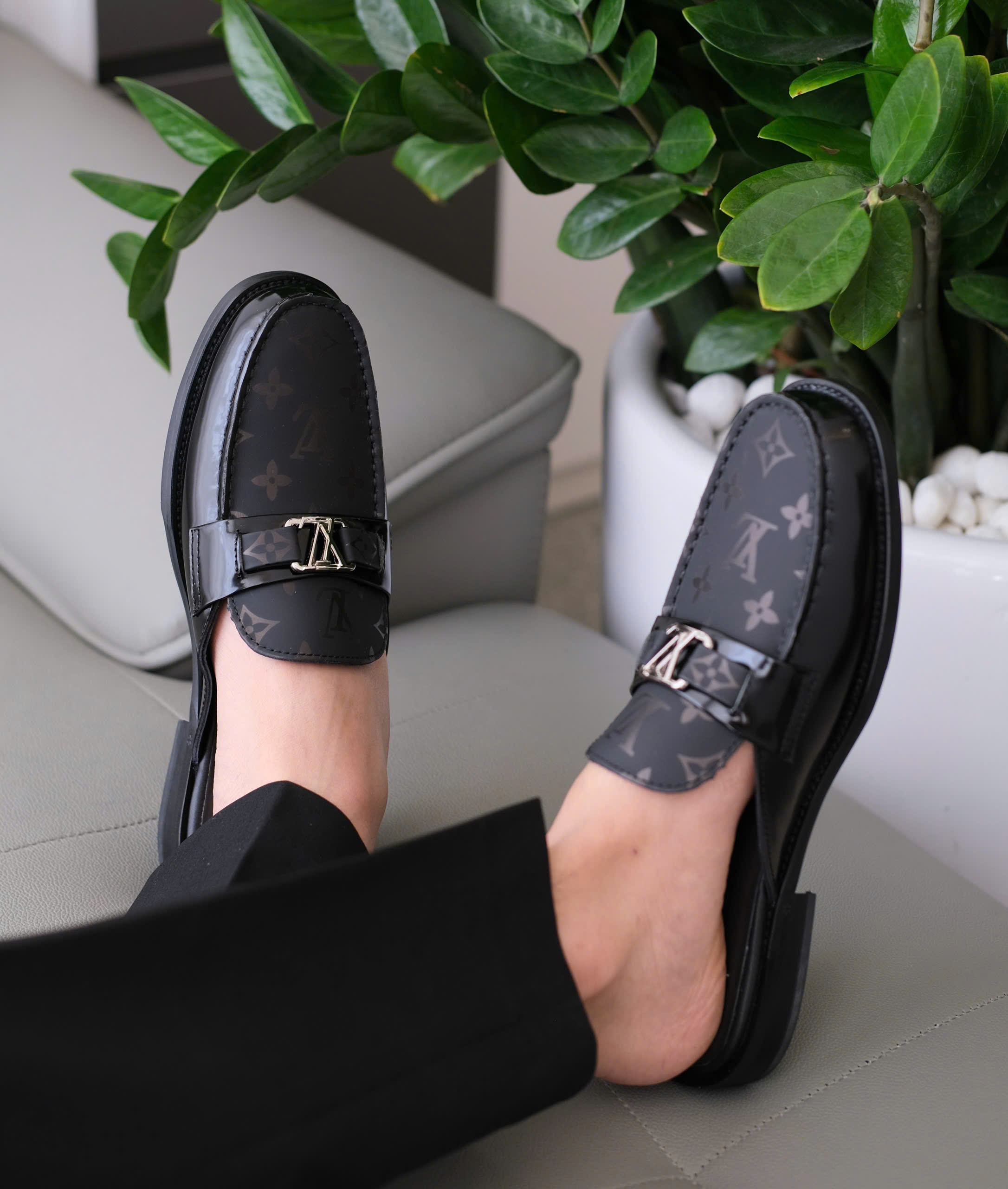 Giày sục Louis Vuitton Đen họa tiết hoa vân mờ monogram tag LV bạc Like Auth 38-43 DDT