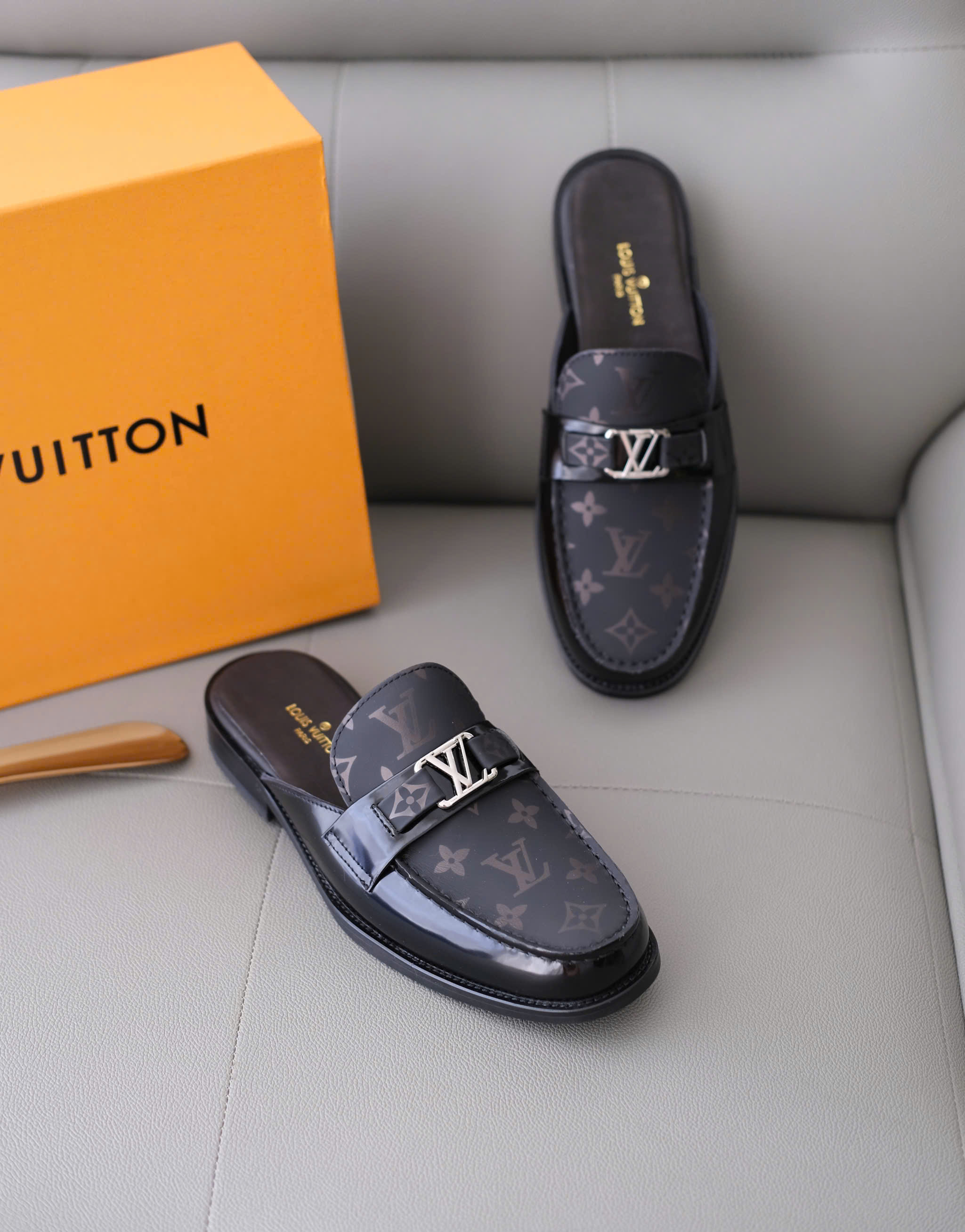 Giày sục Louis Vuitton Đen họa tiết hoa vân mờ monogram tag LV bạc Like Auth 38-43 DDT