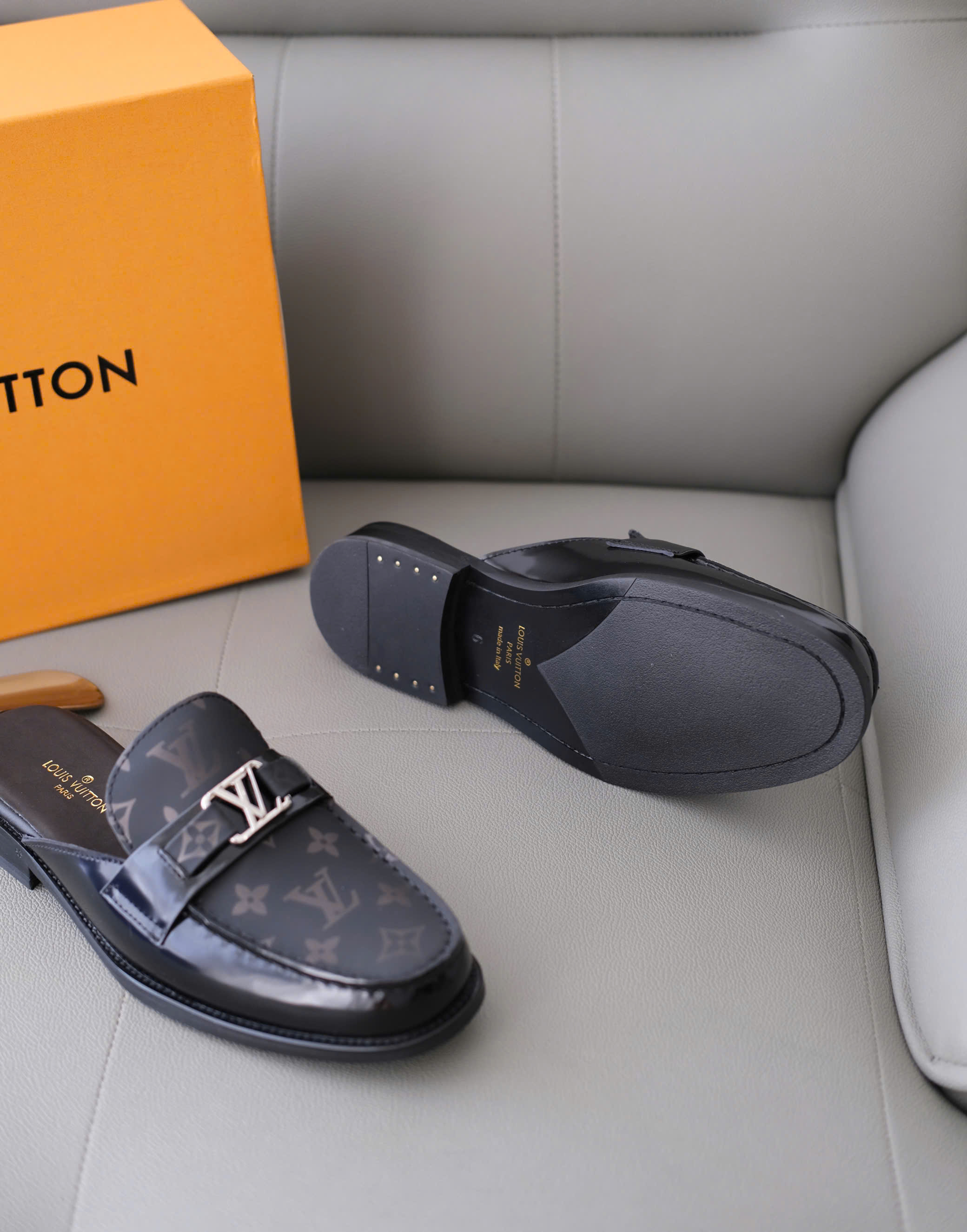 Giày sục Louis Vuitton Đen họa tiết hoa vân mờ monogram tag LV bạc Like Auth 38-43 DDT