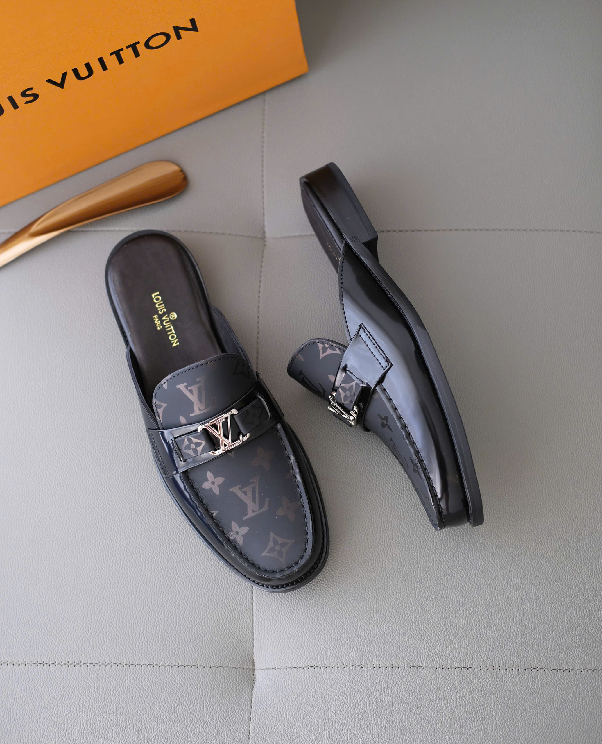 Giày sục Louis Vuitton Đen họa tiết hoa vân mờ monogram tag LV bạc Like Auth 38-43 DDT