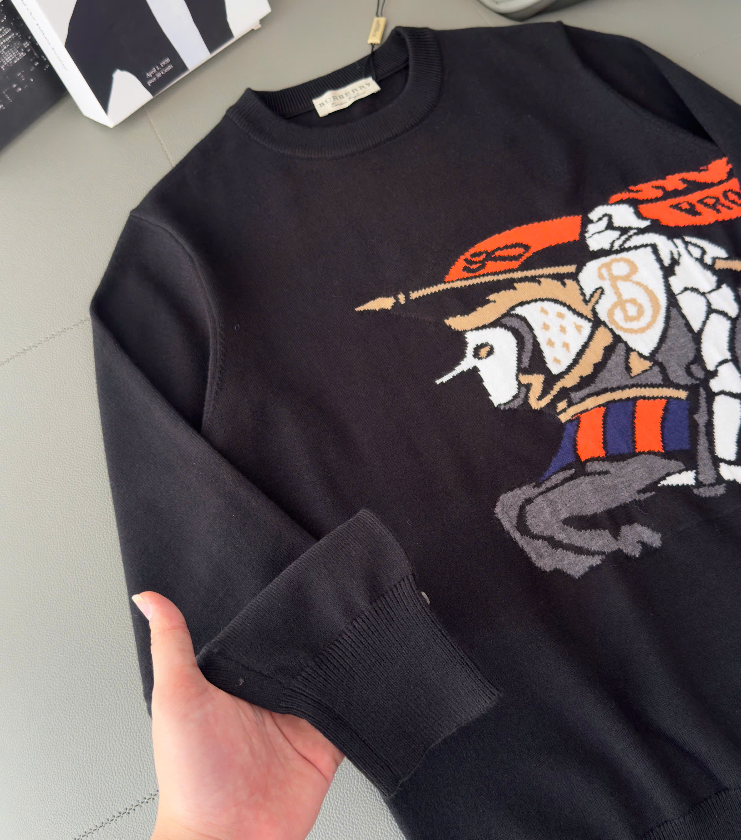 Áo sweater len Burberry BBR Đen họa tiết Ngựa Bay Like Auth M-XXL DDT