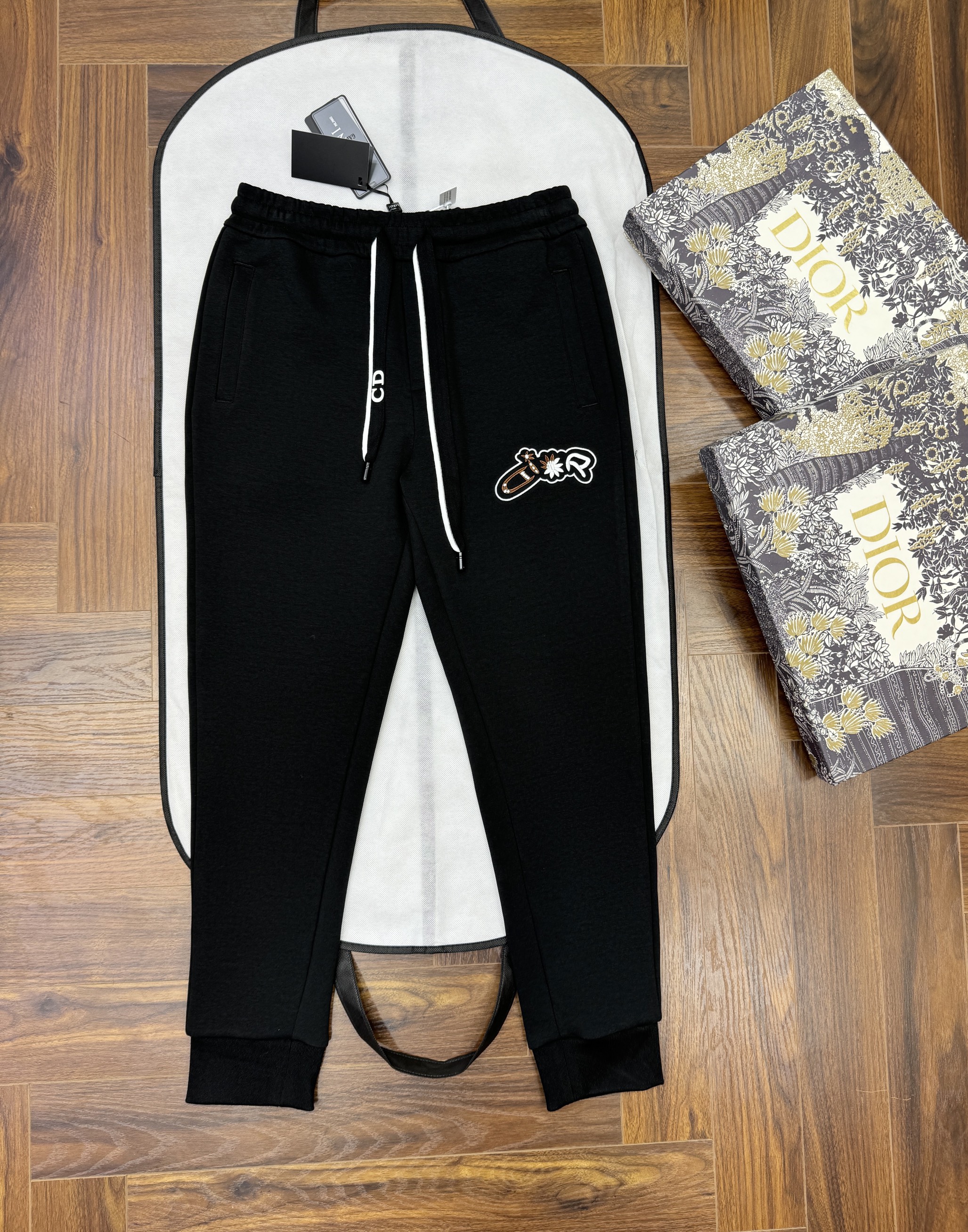 Quần Jogger Dior CD basic logo hoa thêu đùi Like Auth 44-50 CD