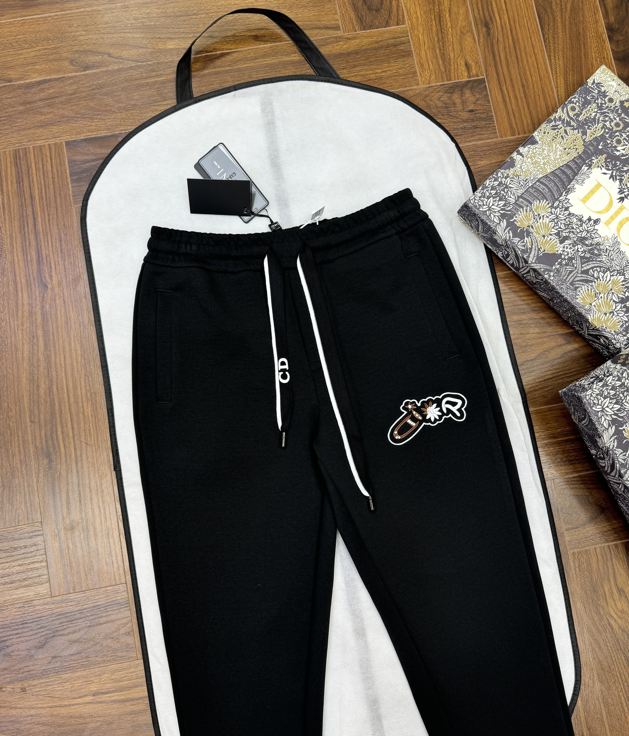 Quần Jogger Dior CD basic logo hoa thêu đùi Like Auth 44-50 CD