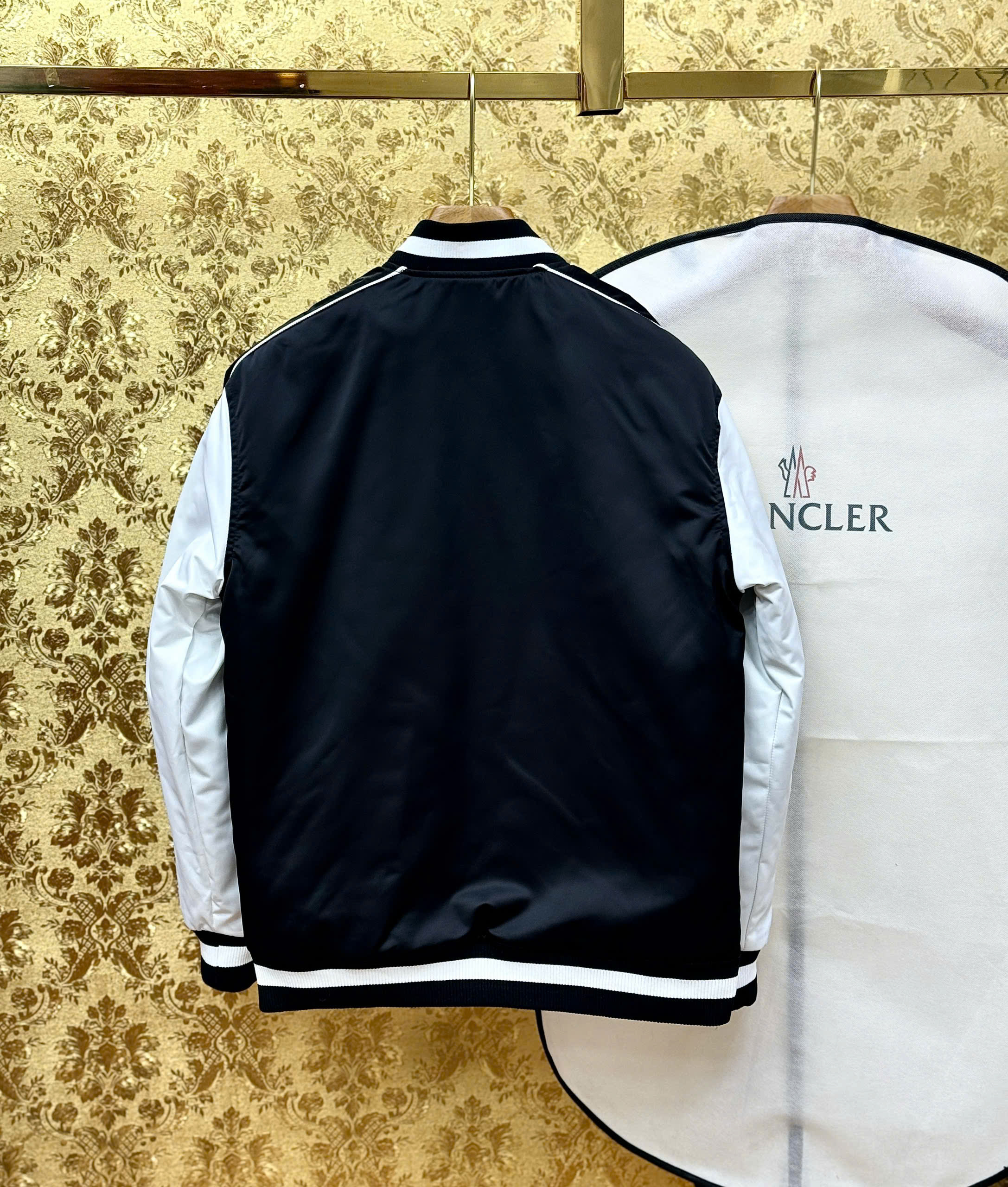 Áo khoác bomber Jacket Moncler Đen phối tay Trắng sọc logo thêu tag chữ M ngực Like Auth S-XL CD