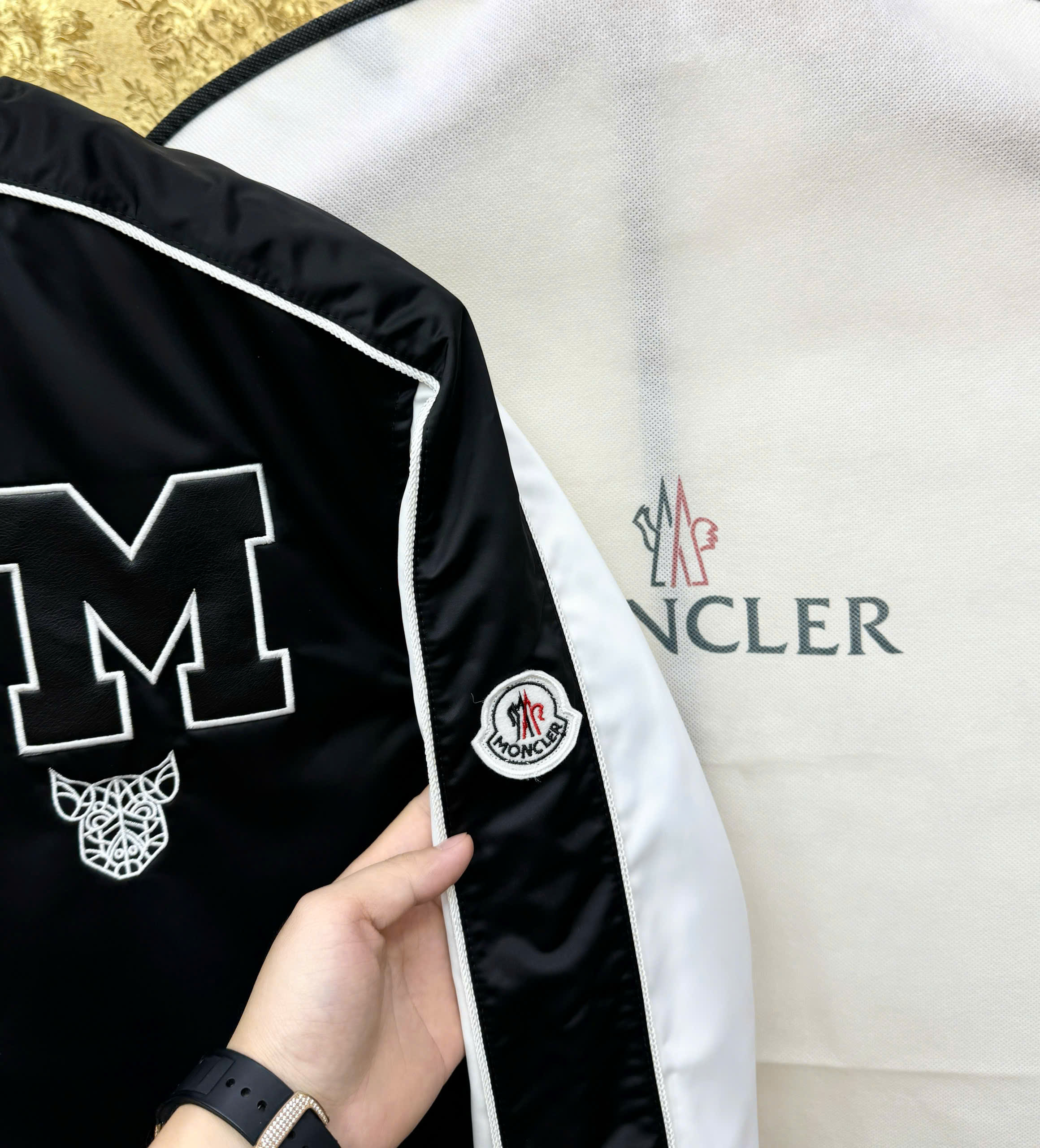 Áo khoác bomber Jacket Moncler Đen phối tay Trắng sọc logo thêu tag chữ M ngực Like Auth S-XL CD