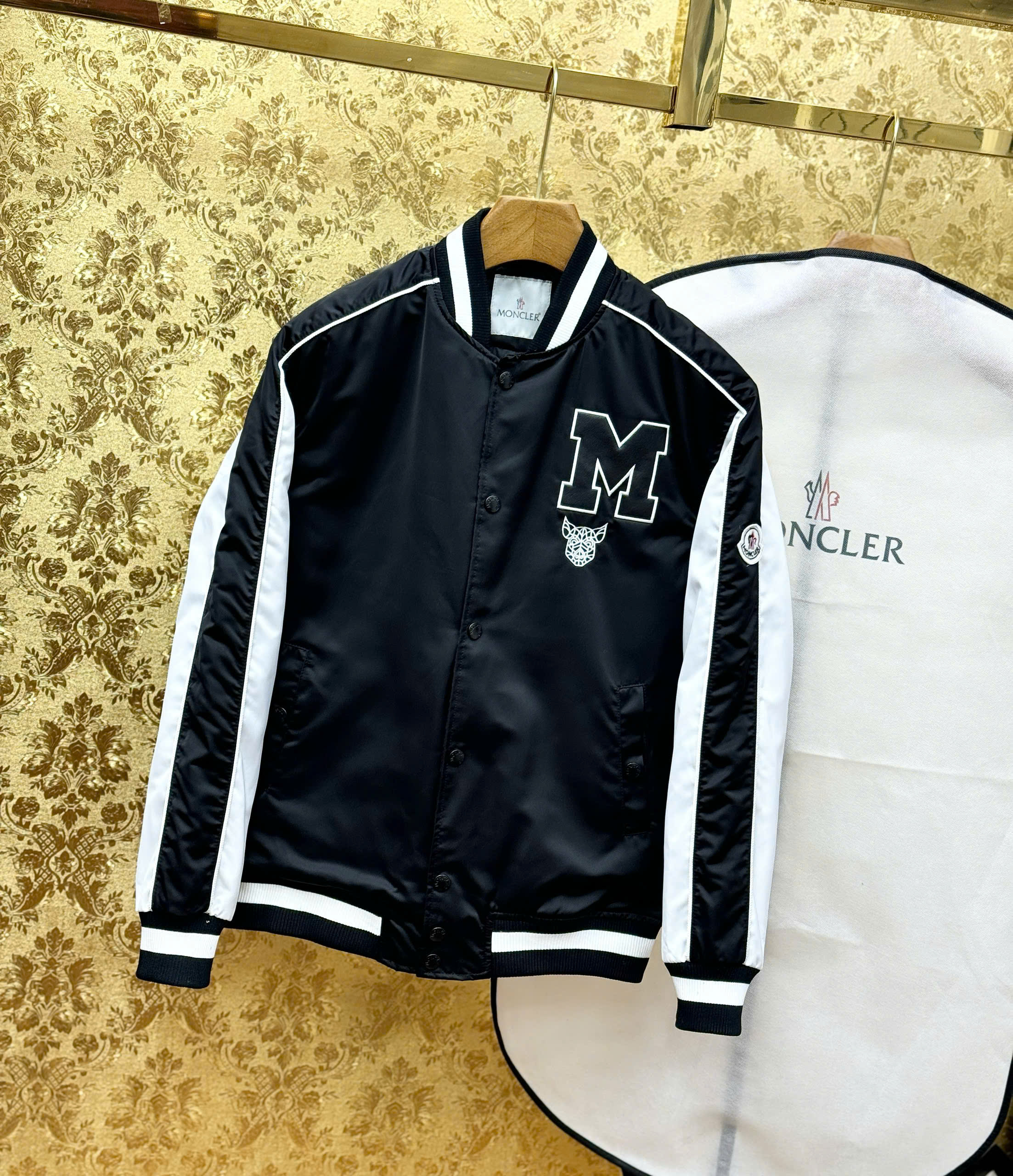 Áo khoác bomber Jacket Moncler Đen phối tay Trắng sọc logo thêu tag chữ M ngực Like Auth S-XL CD