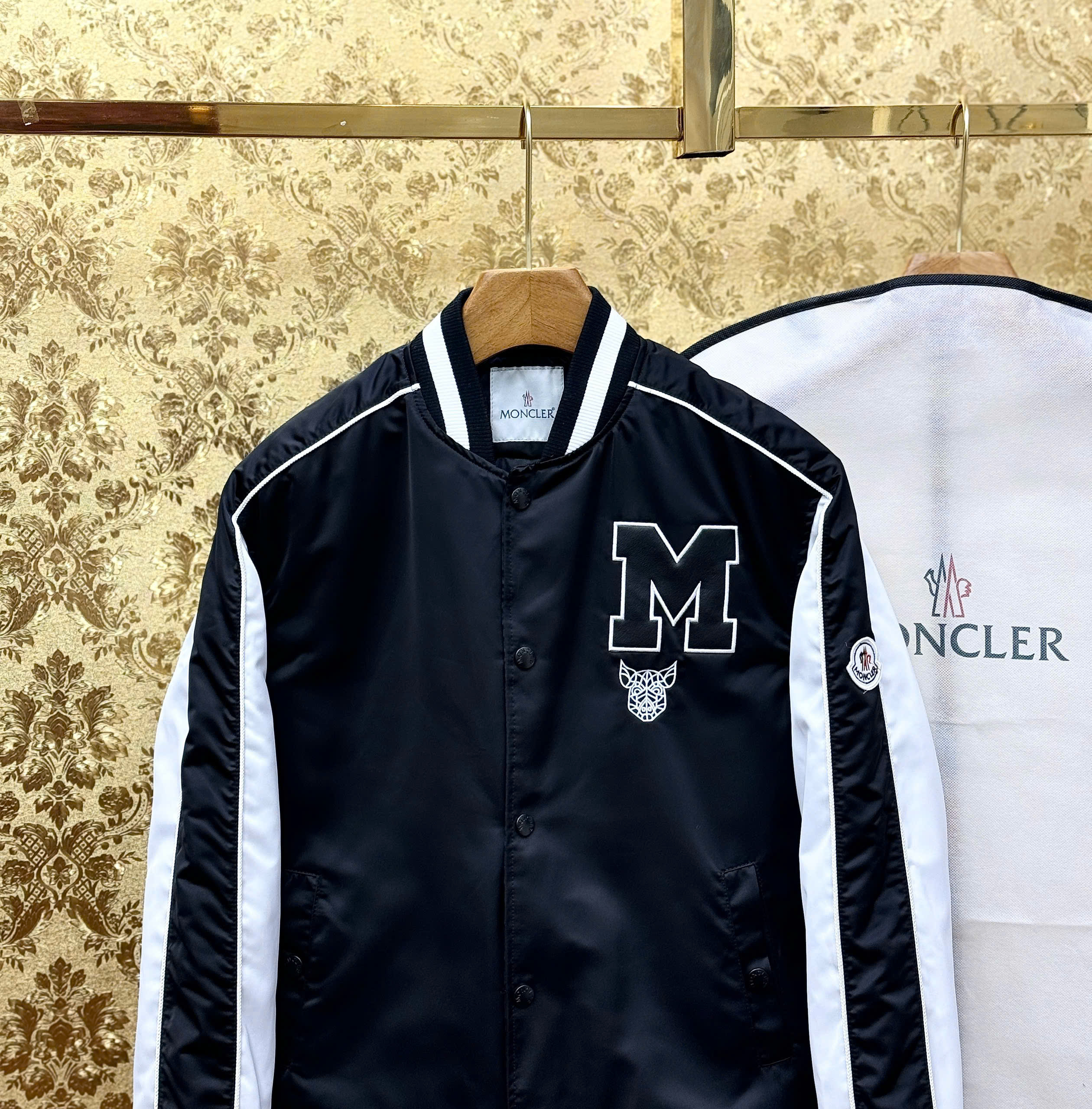 Áo khoác bomber Jacket Moncler Đen phối tay Trắng sọc logo thêu tag chữ M ngực Like Auth S-XL CD