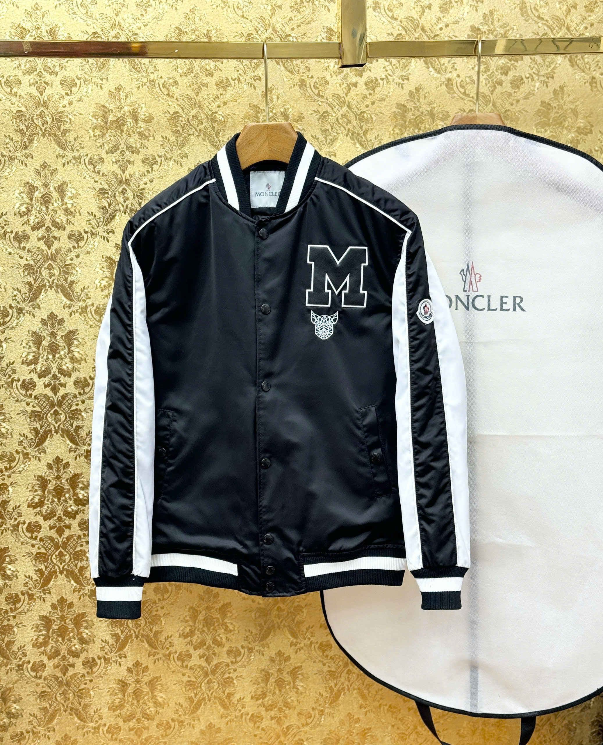 Áo khoác bomber Jacket Moncler Đen phối tay Trắng sọc logo thêu tag chữ M ngực Like Auth S-XL CD