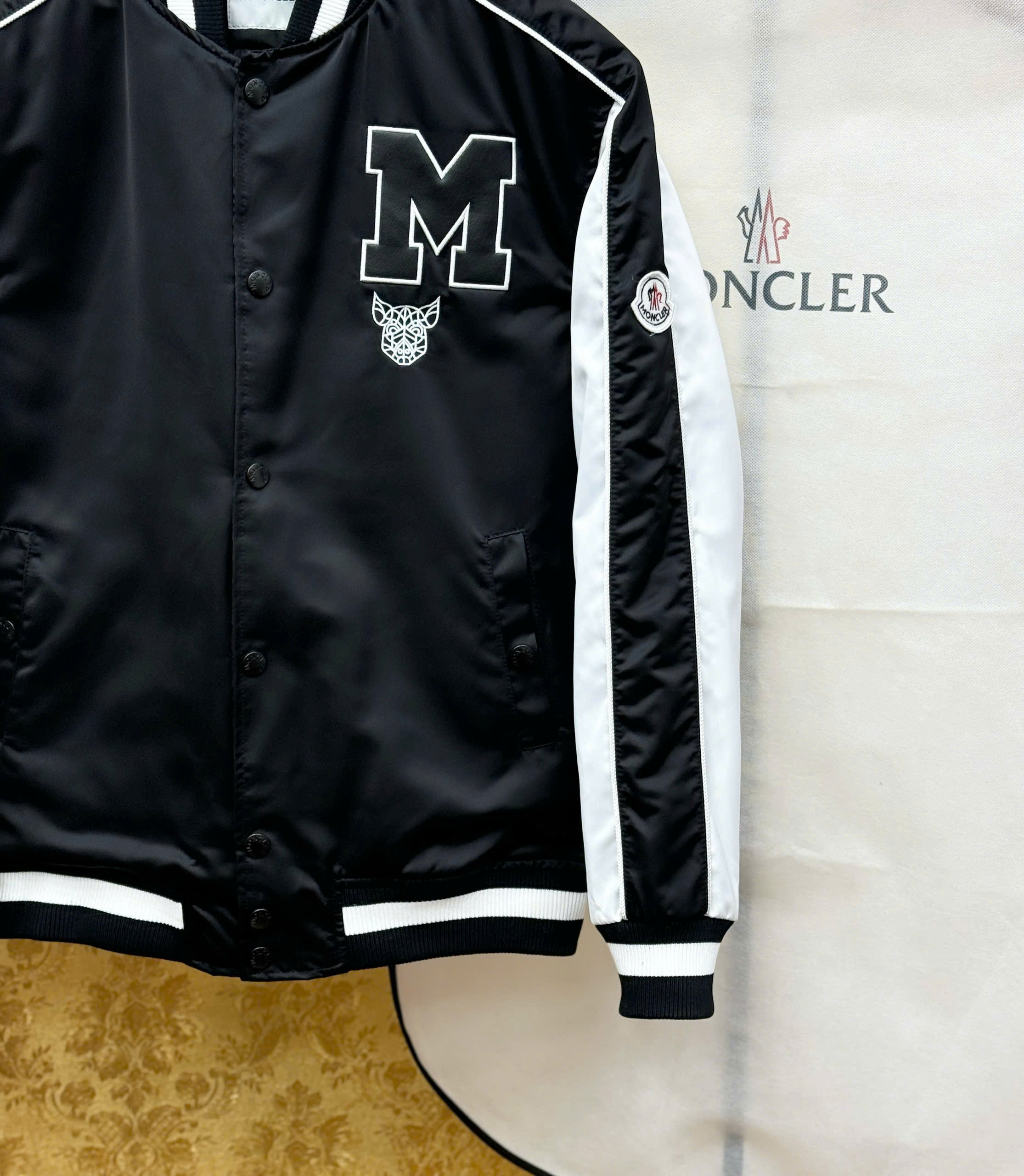 Áo khoác bomber Jacket Moncler Đen phối tay Trắng sọc logo thêu tag chữ M ngực Like Auth S-XL CD