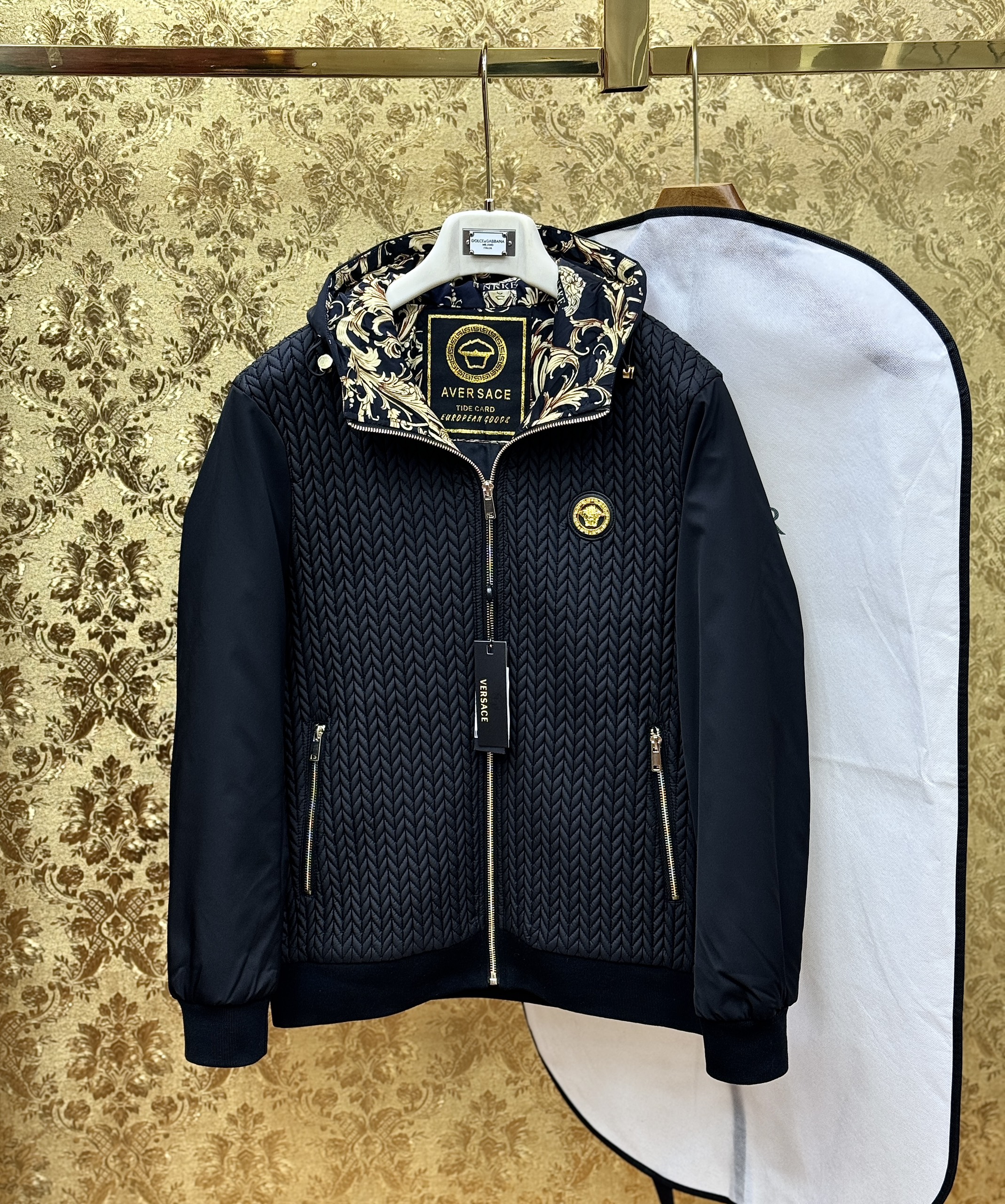 Áo khoác mũ Versace VS đan thừng check tay trơn logo mặt quỷ Vàng tag ngực Like Auth M-XL CD