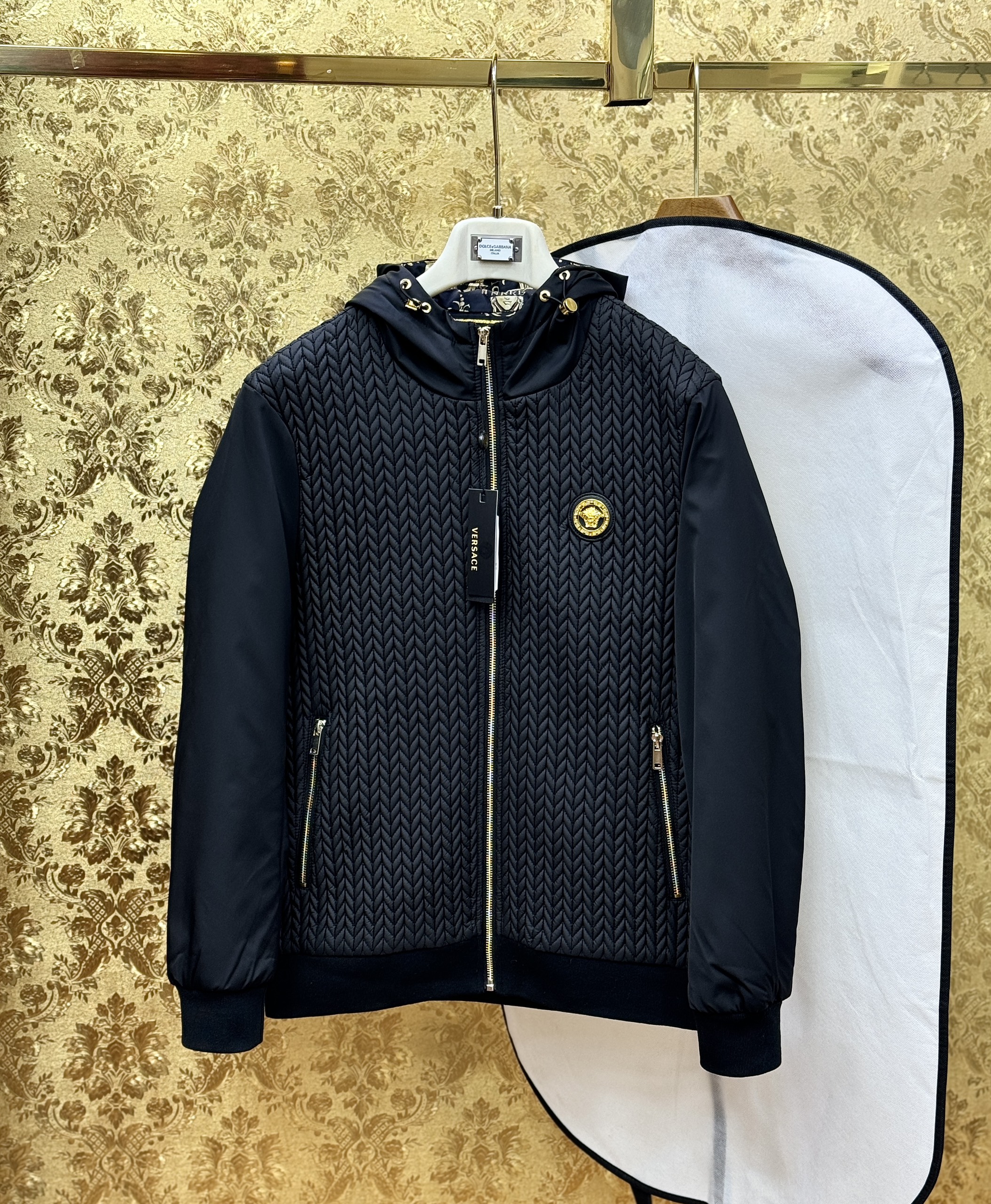 Áo khoác mũ Versace VS đan thừng check tay trơn logo mặt quỷ Vàng tag ngực Like Auth M-XL CD