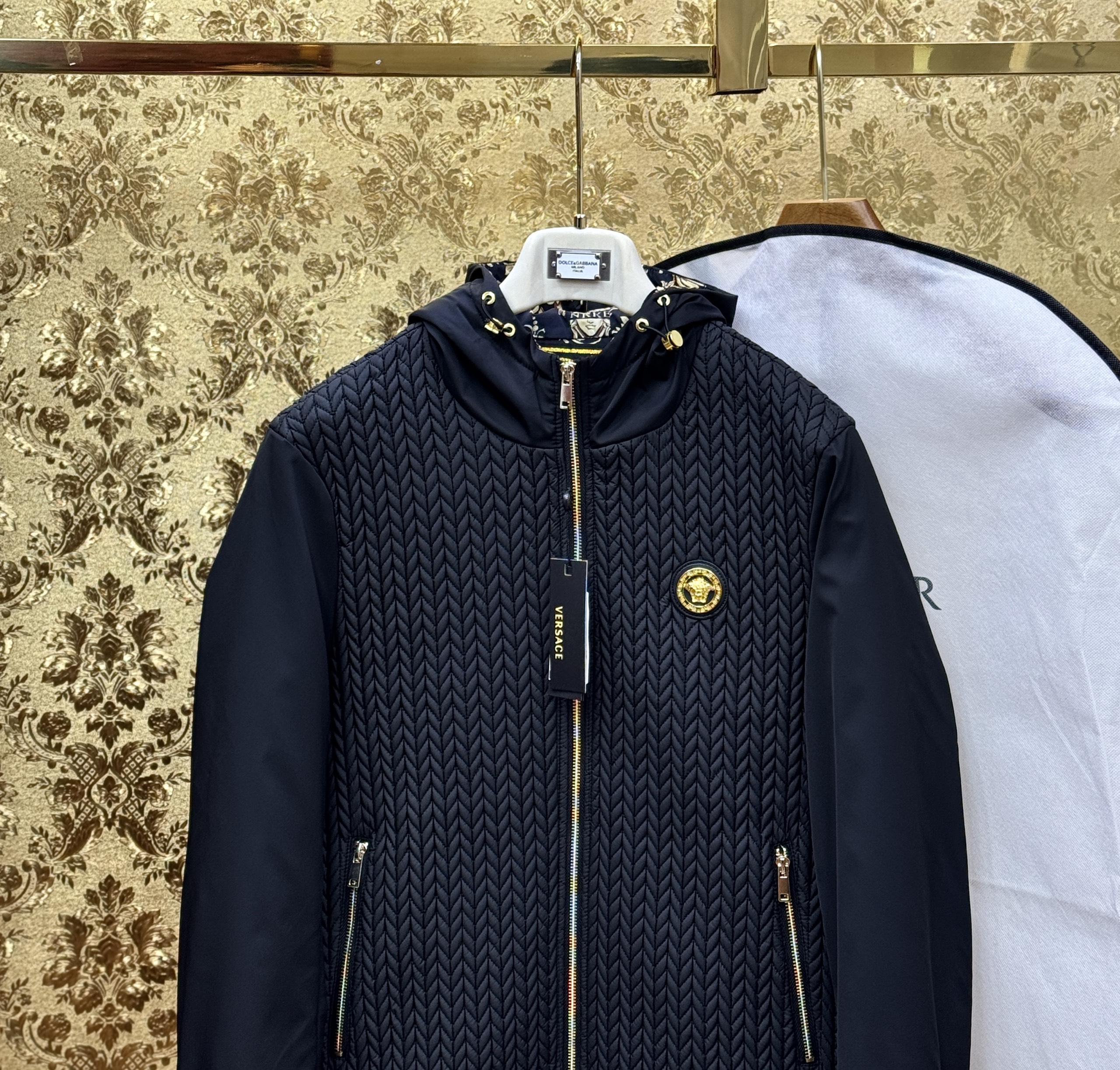 Áo khoác mũ Versace VS đan thừng check tay trơn logo mặt quỷ Vàng tag ngực Like Auth M-XL CD