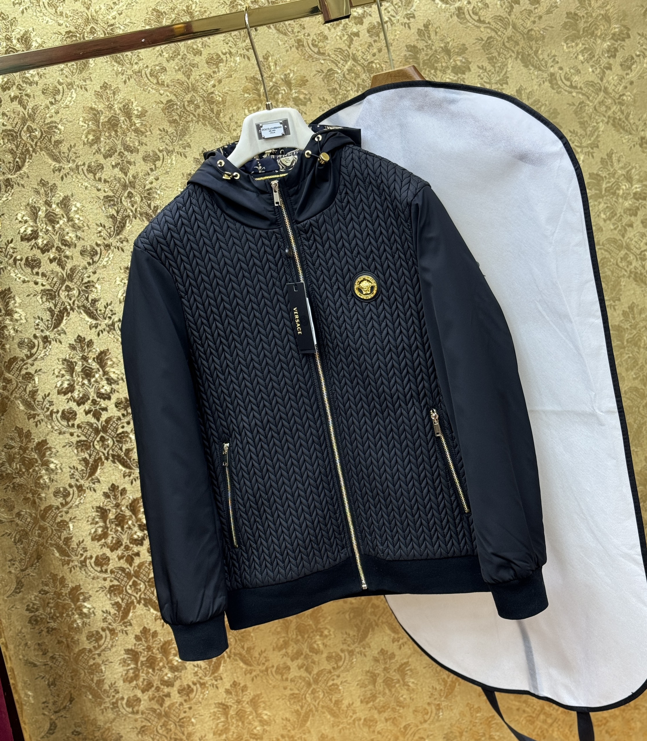 Áo khoác mũ Versace VS đan thừng check tay trơn logo mặt quỷ Vàng tag ngực Like Auth M-XL CD