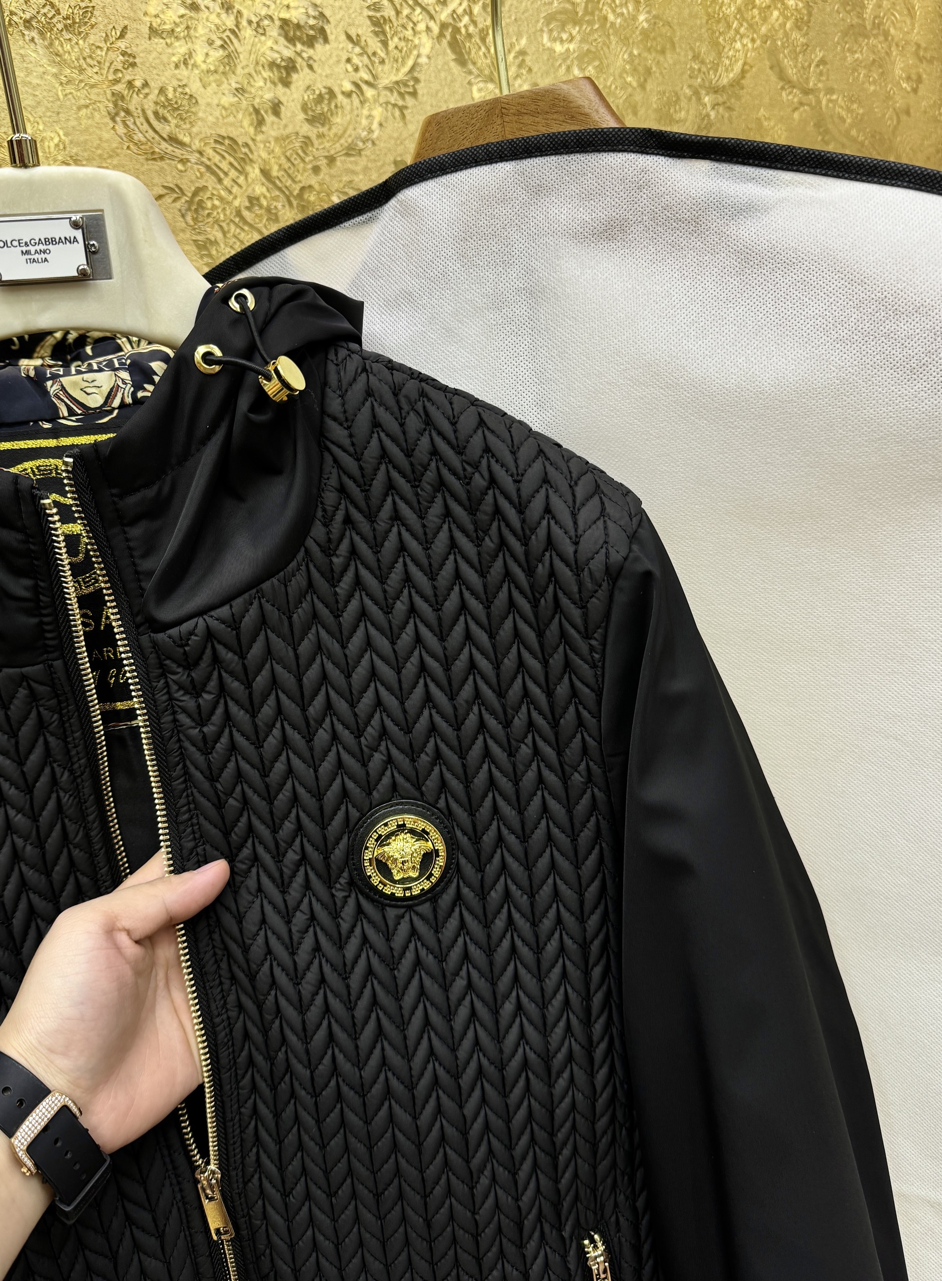 Áo khoác mũ Versace VS đan thừng check tay trơn logo mặt quỷ Vàng tag ngực Like Auth M-XL CD