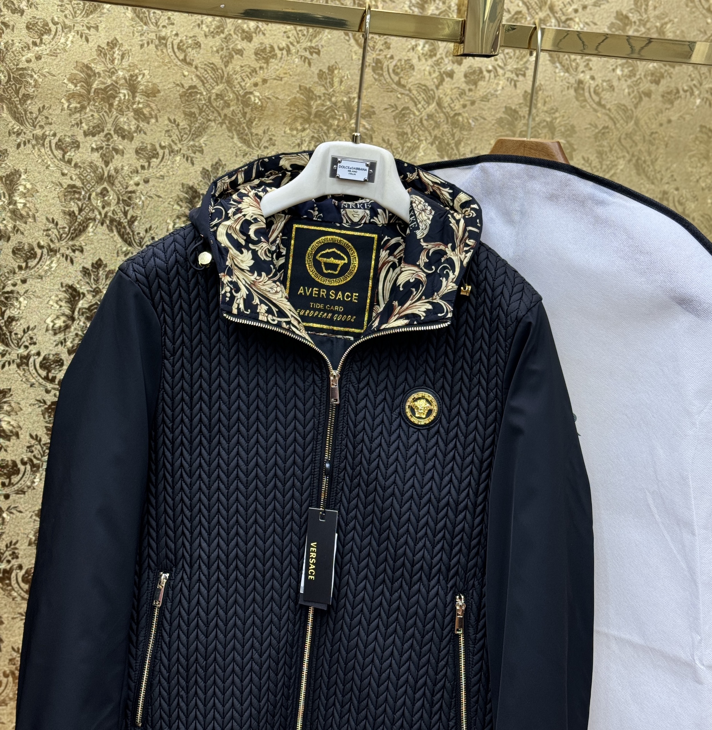 Áo khoác mũ Versace VS đan thừng check tay trơn logo mặt quỷ Vàng tag ngực Like Auth M-XL CD