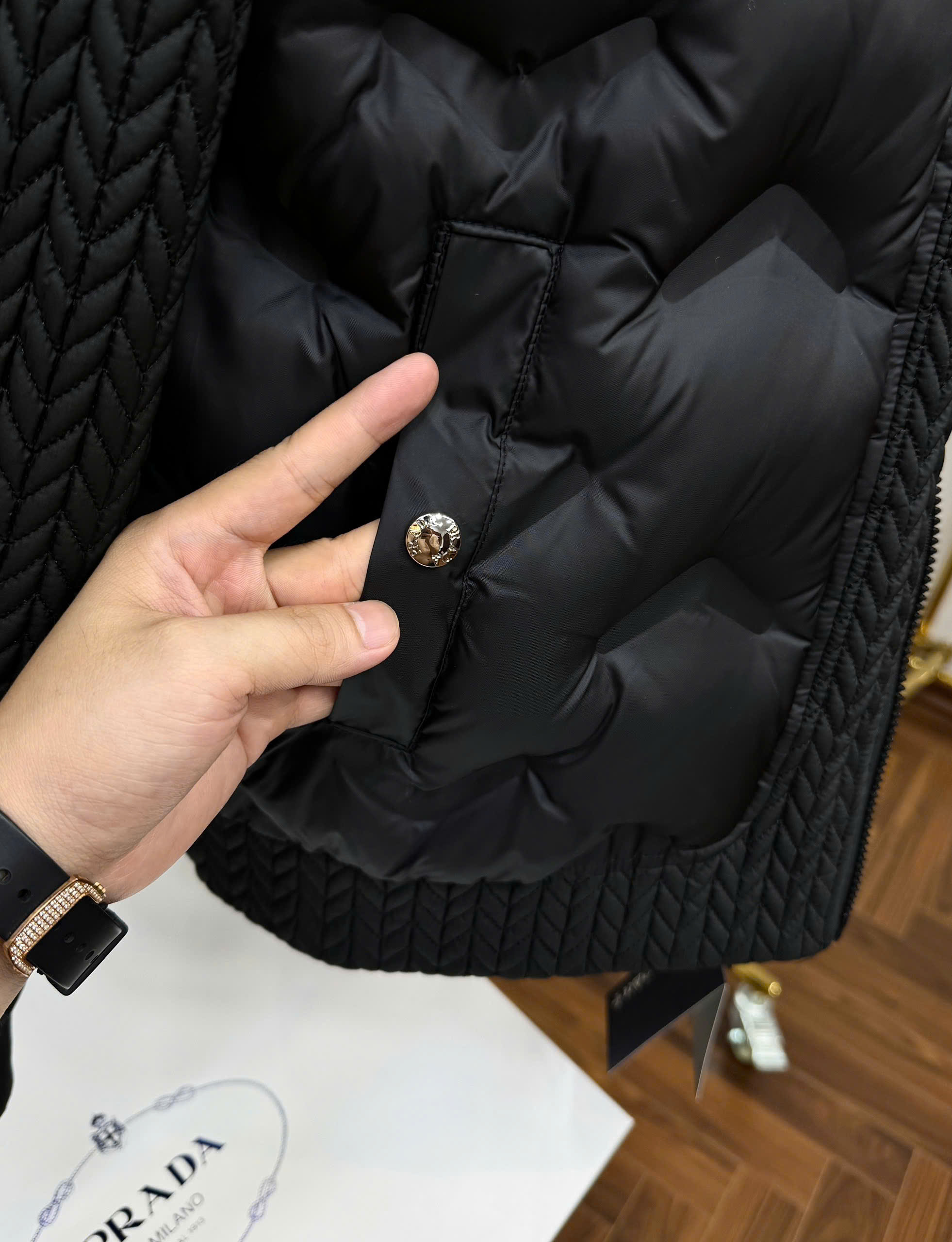 Áo khoác phao Prada phối tay mũ len đan logo tam giác tag ngực Like Auth M-XL MK