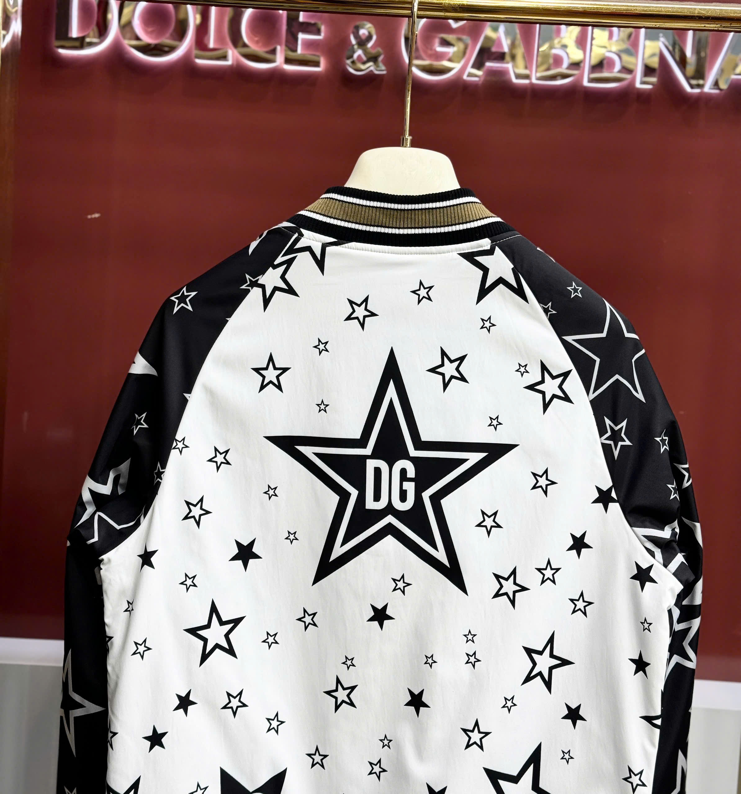 Áo khoác bomber Dolce Gabbana DG Trắng pha tay Đen họa tiết nhiều ngôi sao Like Auth 44-50 MK