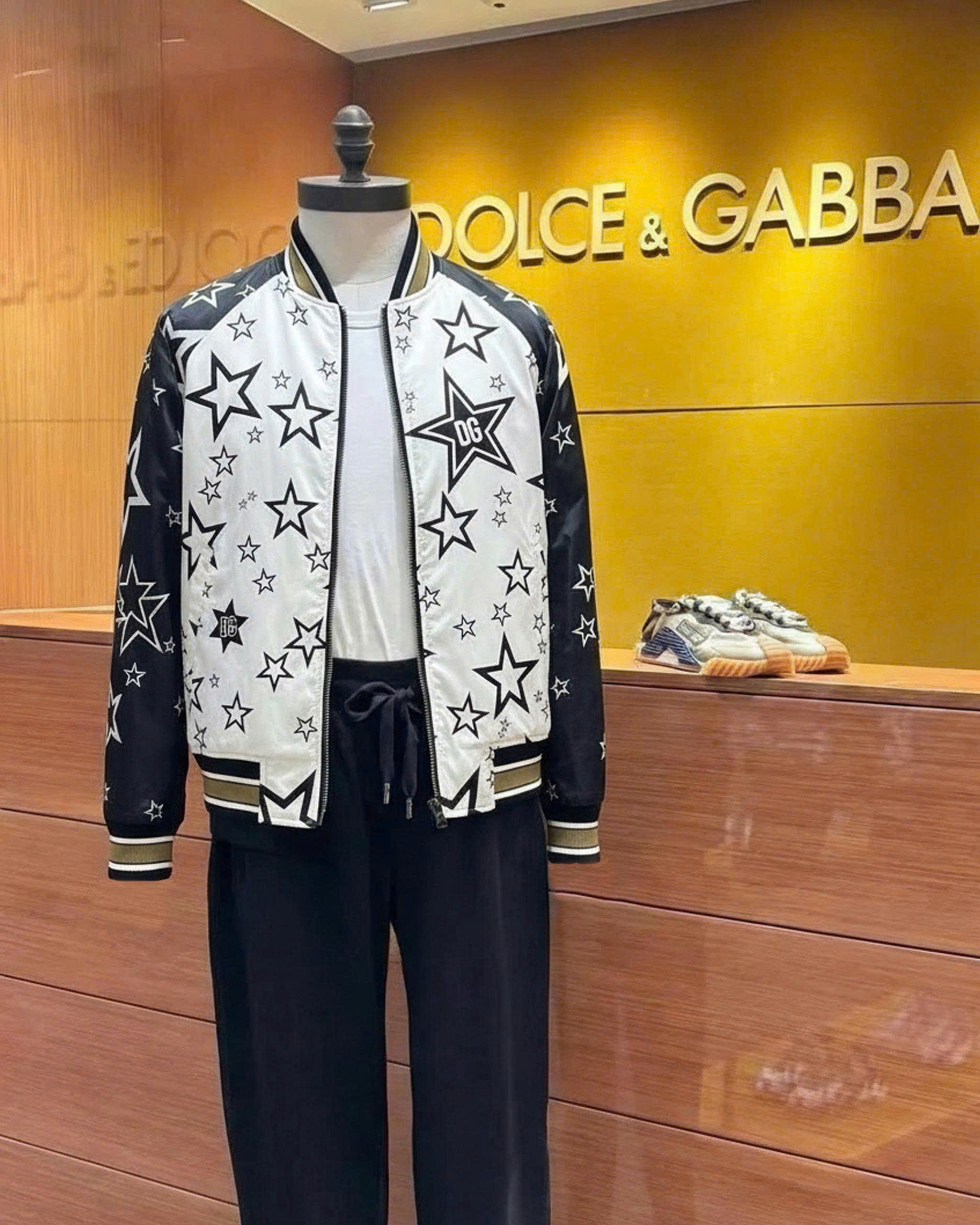 Áo khoác bomber Dolce Gabbana DG Trắng pha tay Đen họa tiết nhiều ngôi sao Like Auth 44-50 MK
