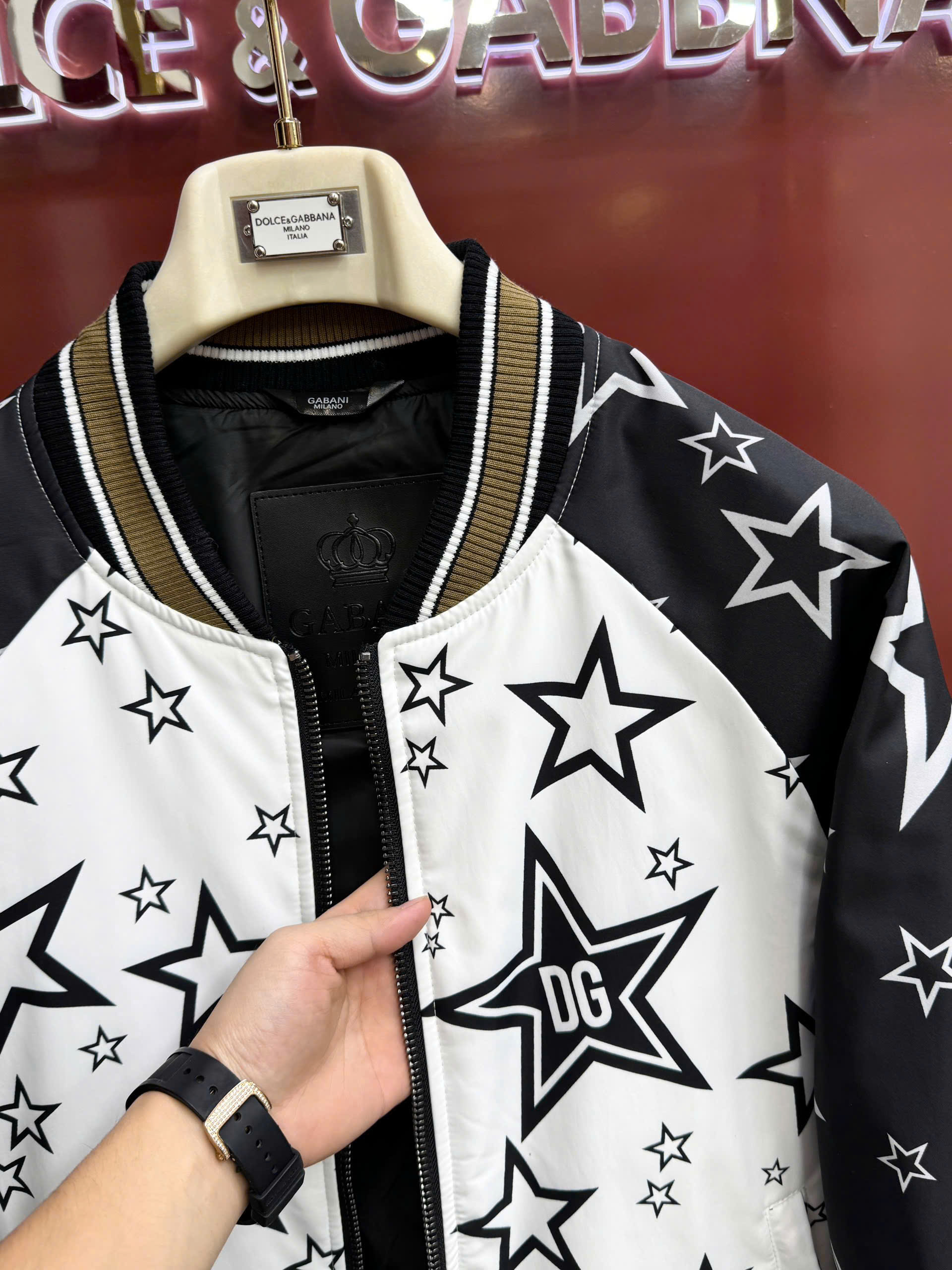 Áo khoác bomber Dolce Gabbana DG Trắng pha tay Đen họa tiết nhiều ngôi sao Like Auth 44-50 MK