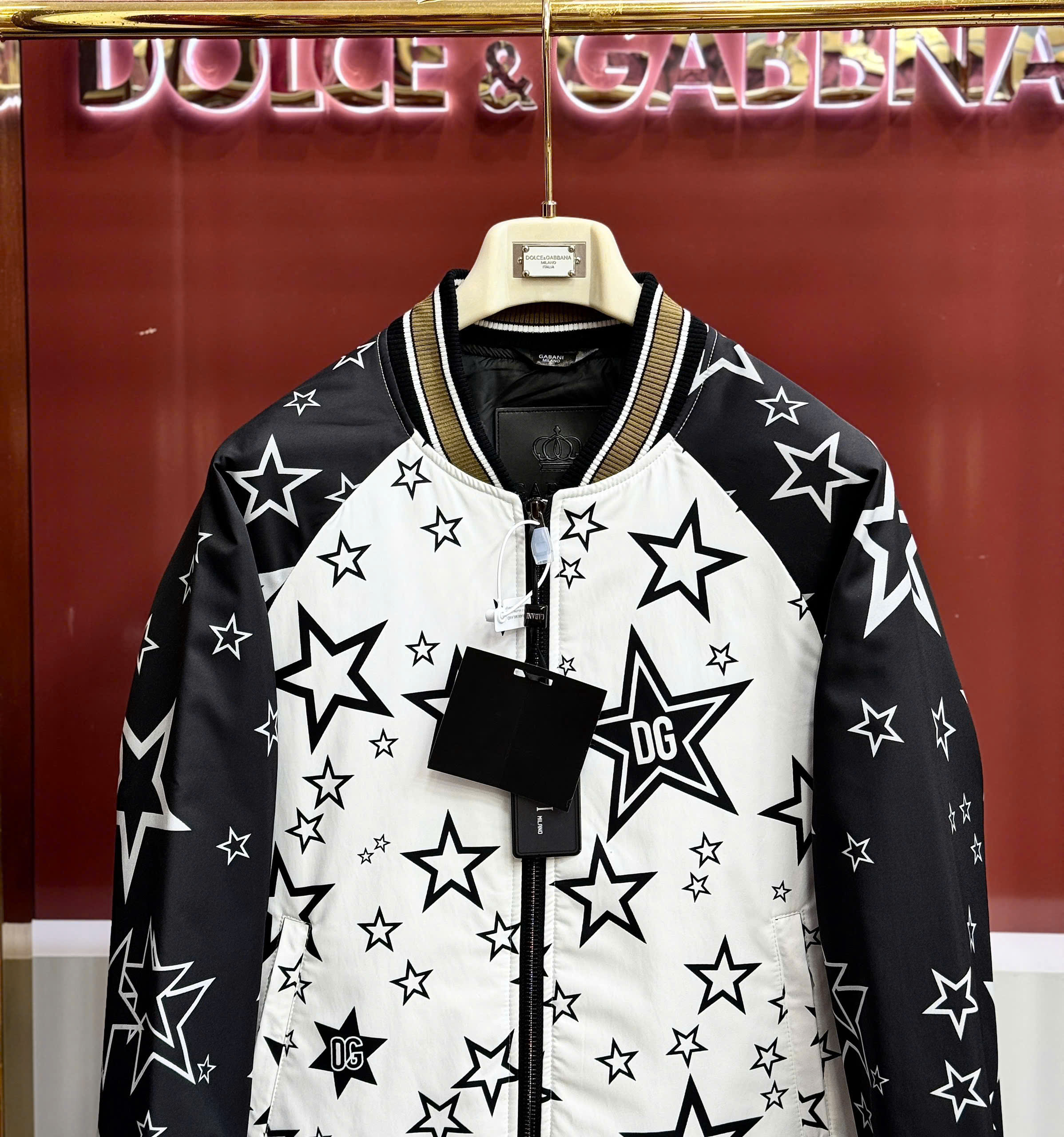 Áo khoác bomber Dolce Gabbana DG Trắng pha tay Đen họa tiết nhiều ngôi sao Like Auth 44-50 MK