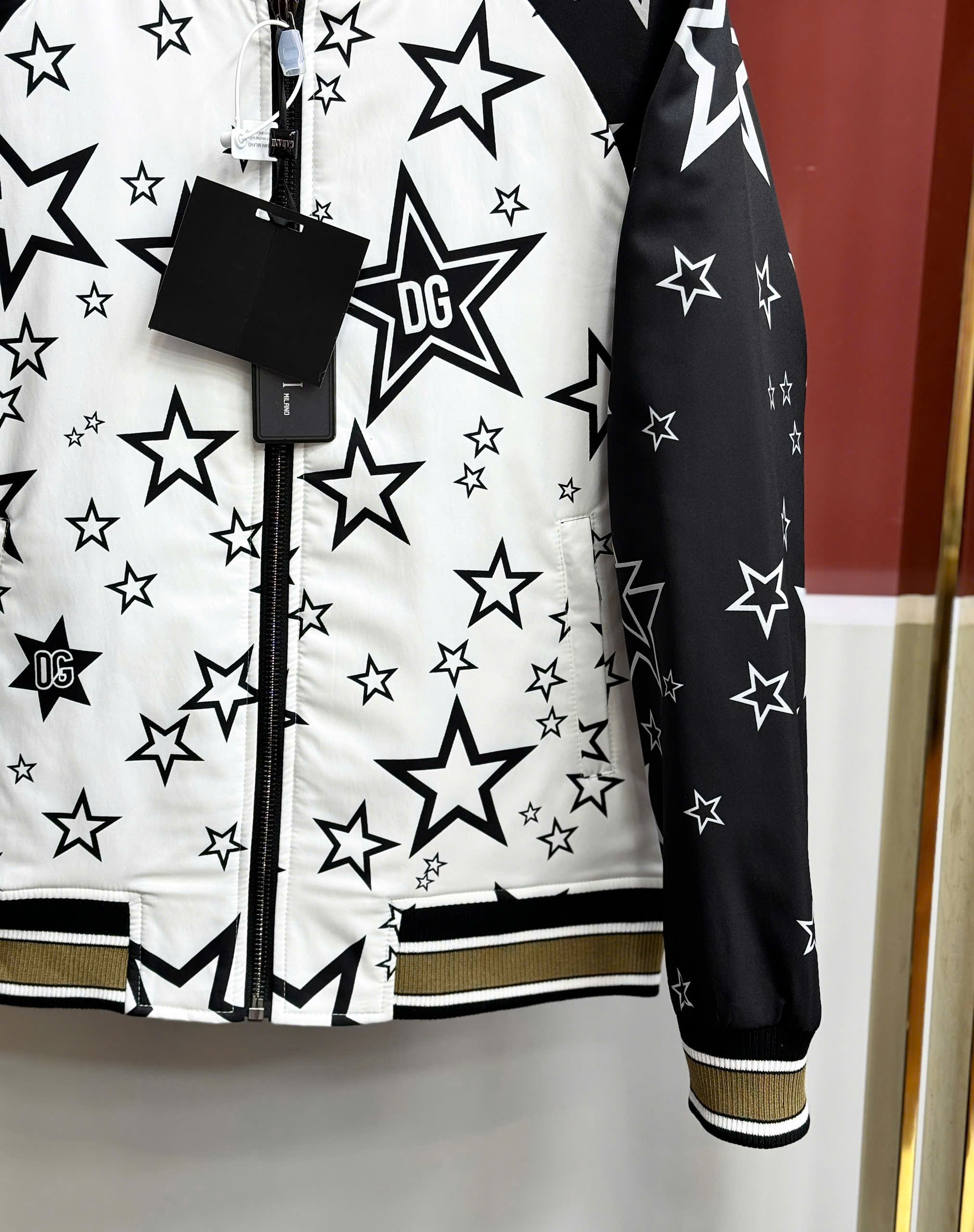 Áo khoác bomber Dolce Gabbana DG Trắng pha tay Đen họa tiết nhiều ngôi sao Like Auth 44-50 MK