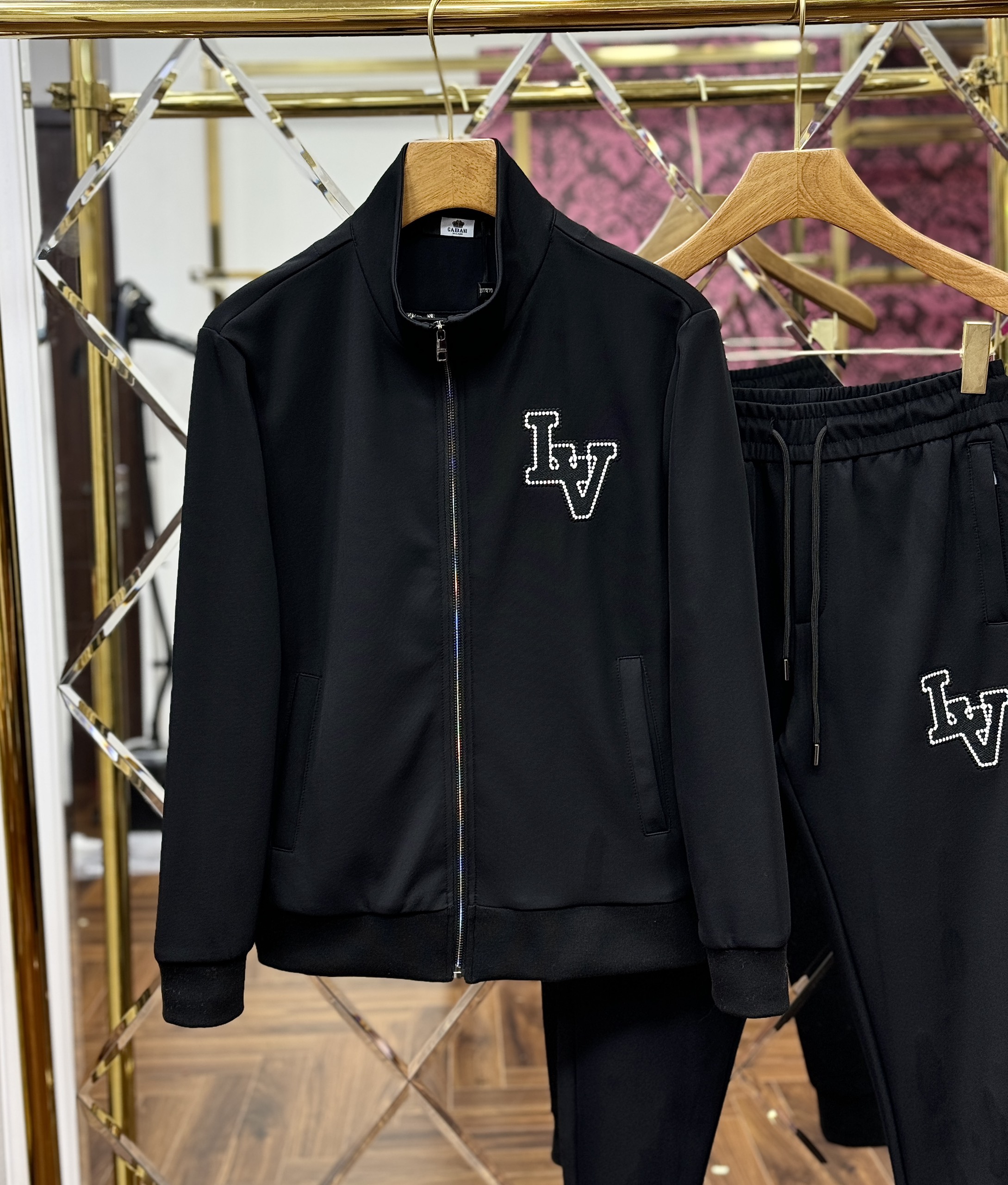 Set bộ nỉ Louis Vuitton khóa Đen logo thêu LV mặt trước và núi sông mặt sau Like AUth 44-50 CD