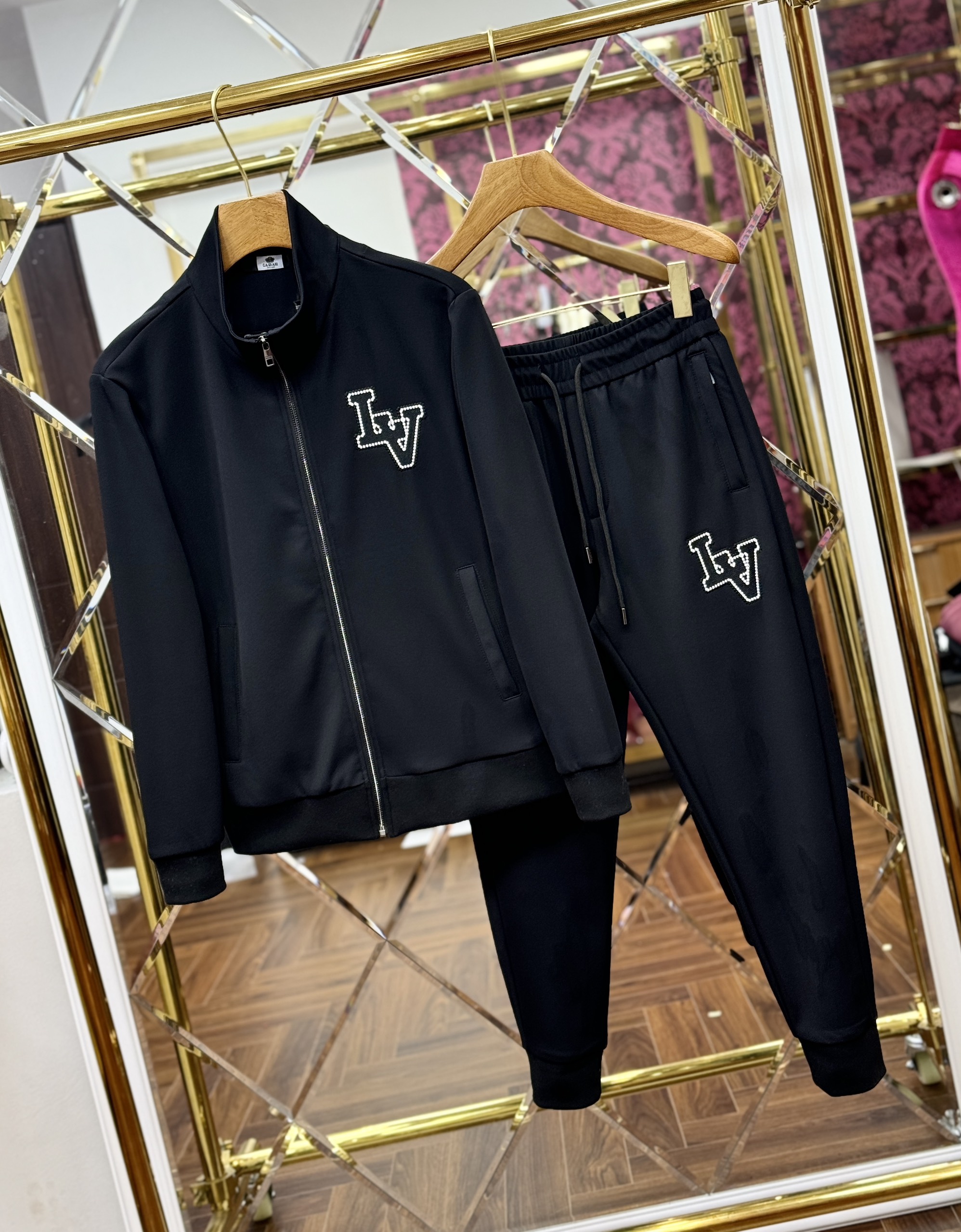 Set bộ nỉ Louis Vuitton khóa Đen logo thêu LV mặt trước và núi sông mặt sau Like AUth 44-50 CD