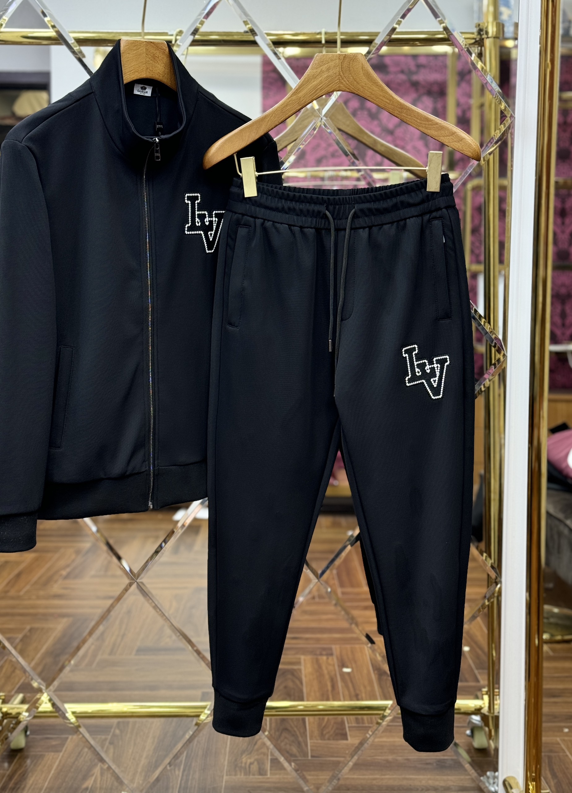 Set bộ nỉ Louis Vuitton khóa Đen logo thêu LV mặt trước và núi sông mặt sau Like AUth 44-50 CD