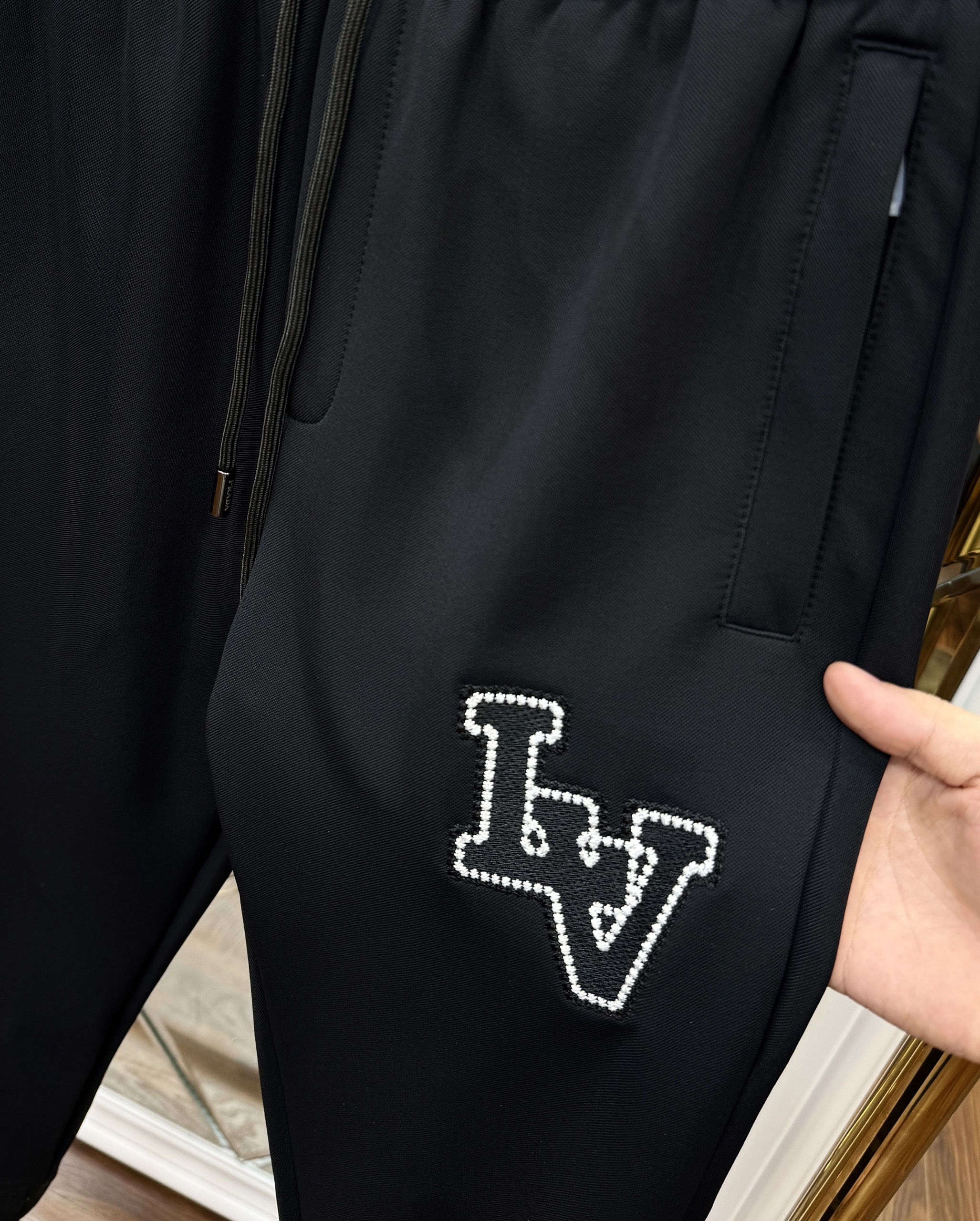 Set bộ nỉ Louis Vuitton khóa Đen logo thêu LV mặt trước và núi sông mặt sau Like AUth 44-50 CD