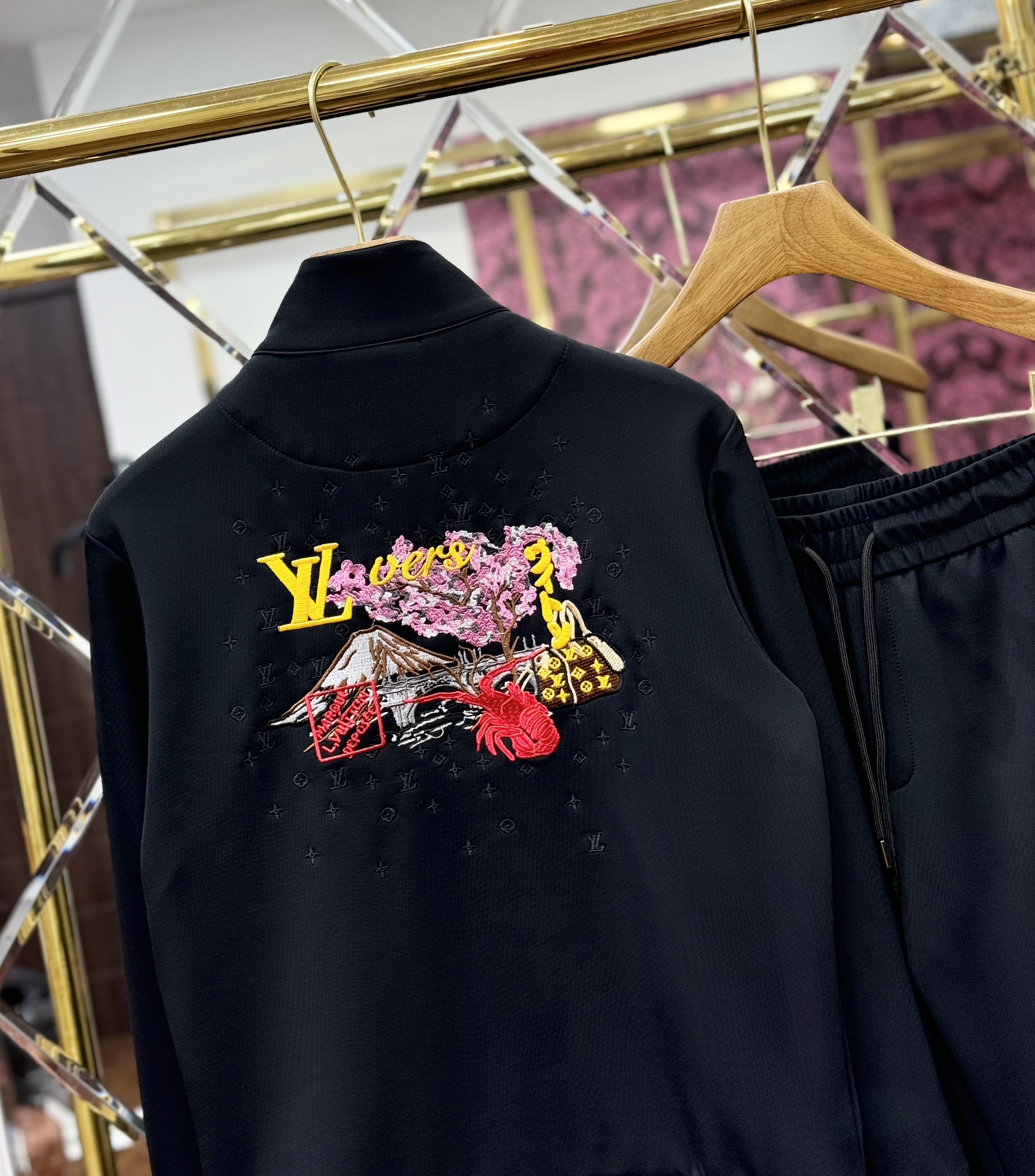 Set bộ nỉ Louis Vuitton khóa Đen logo thêu LV mặt trước và núi sông mặt sau Like AUth 44-50 CD