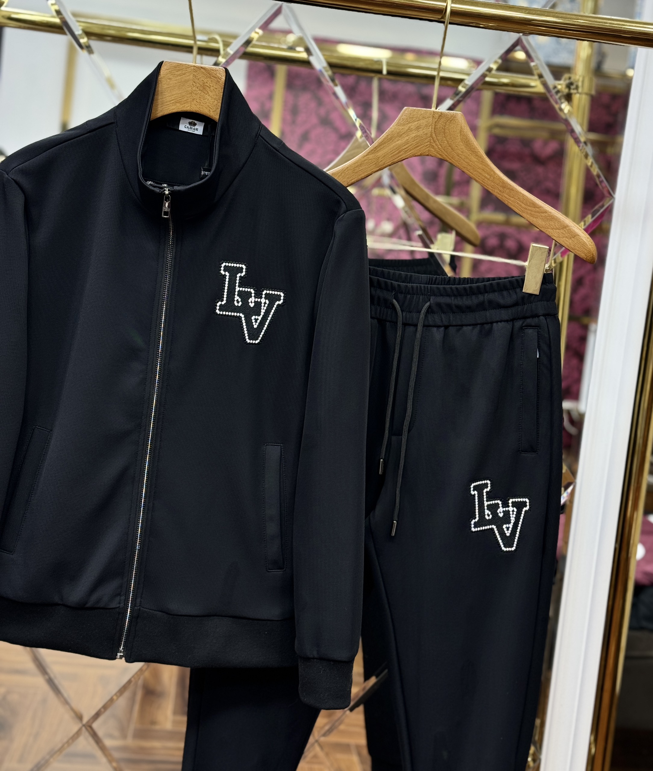 Set bộ nỉ Louis Vuitton khóa Đen logo thêu LV mặt trước và núi sông mặt sau Like AUth 44-50 CD