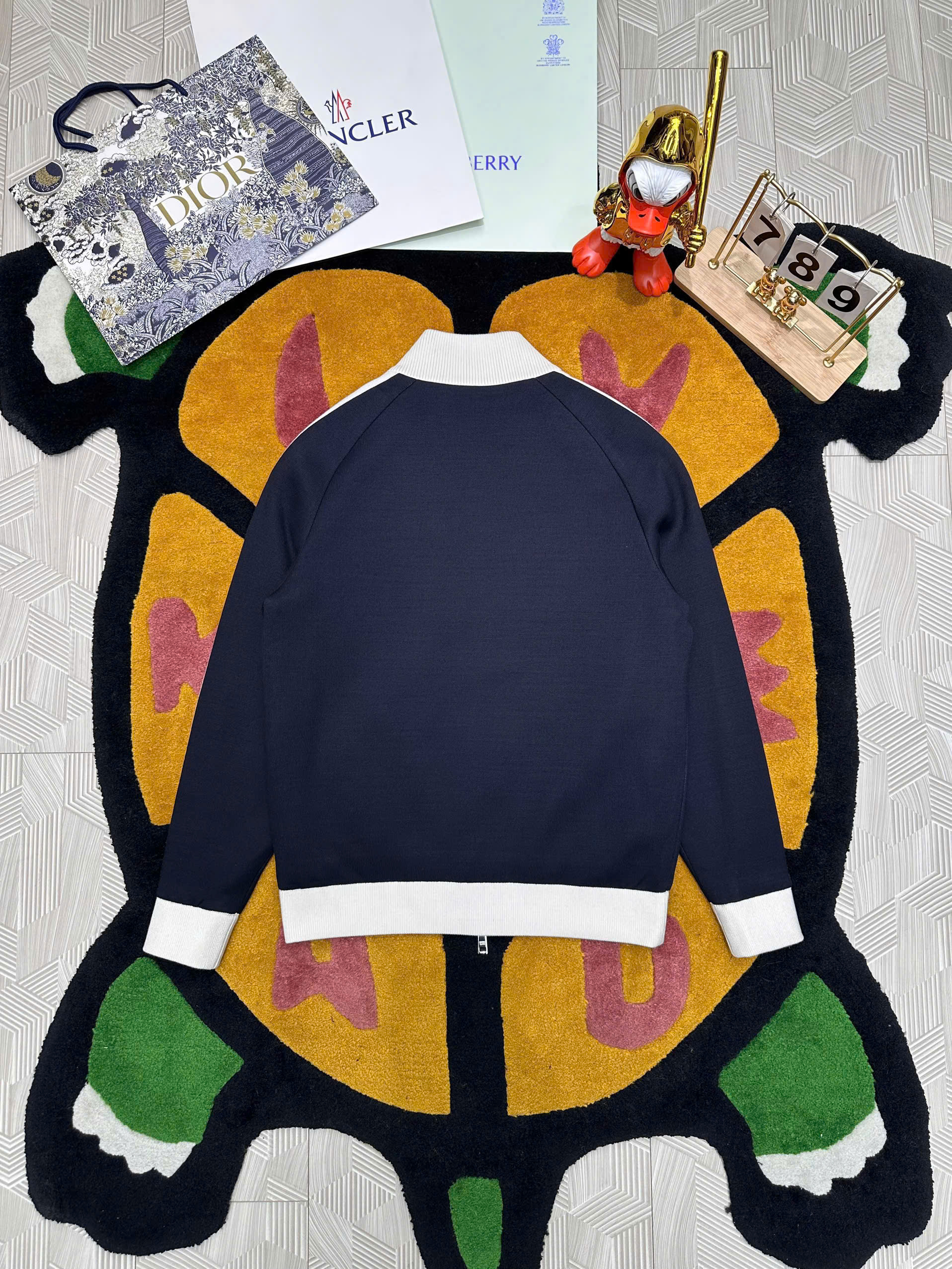 Áo khoác nỉ dạ Prada Đen phối viền Trắng logo tam giác tag ngực Like Auth 48-52 MK