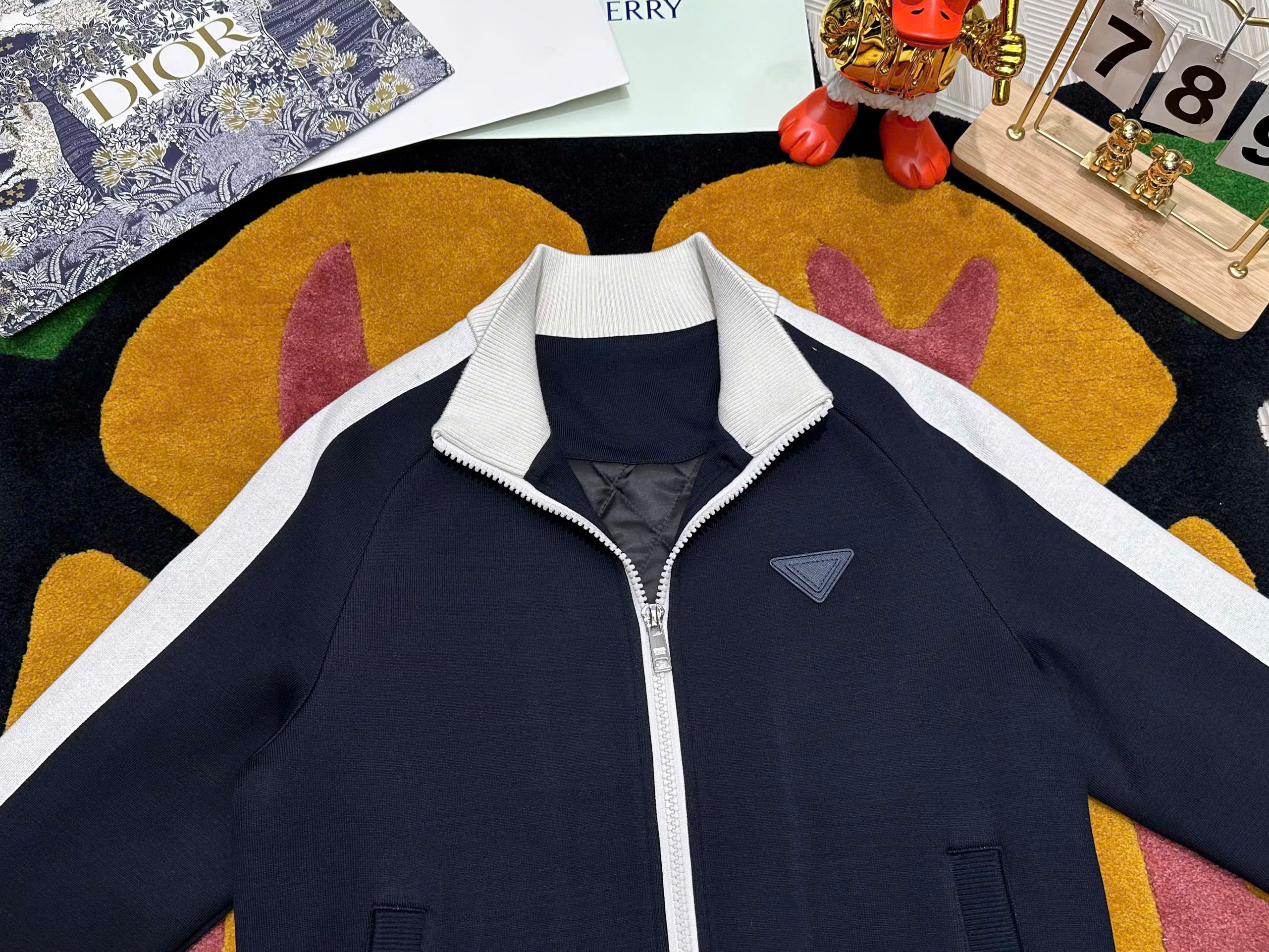 Áo khoác nỉ dạ Prada Đen phối viền Trắng logo tam giác tag ngực Like Auth 48-52 MK