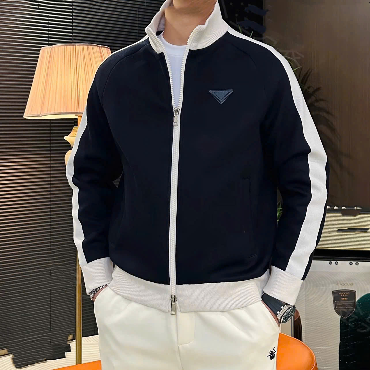 Áo khoác nỉ dạ Prada Đen phối viền Trắng logo tam giác tag ngực Like Auth 48-52 MK