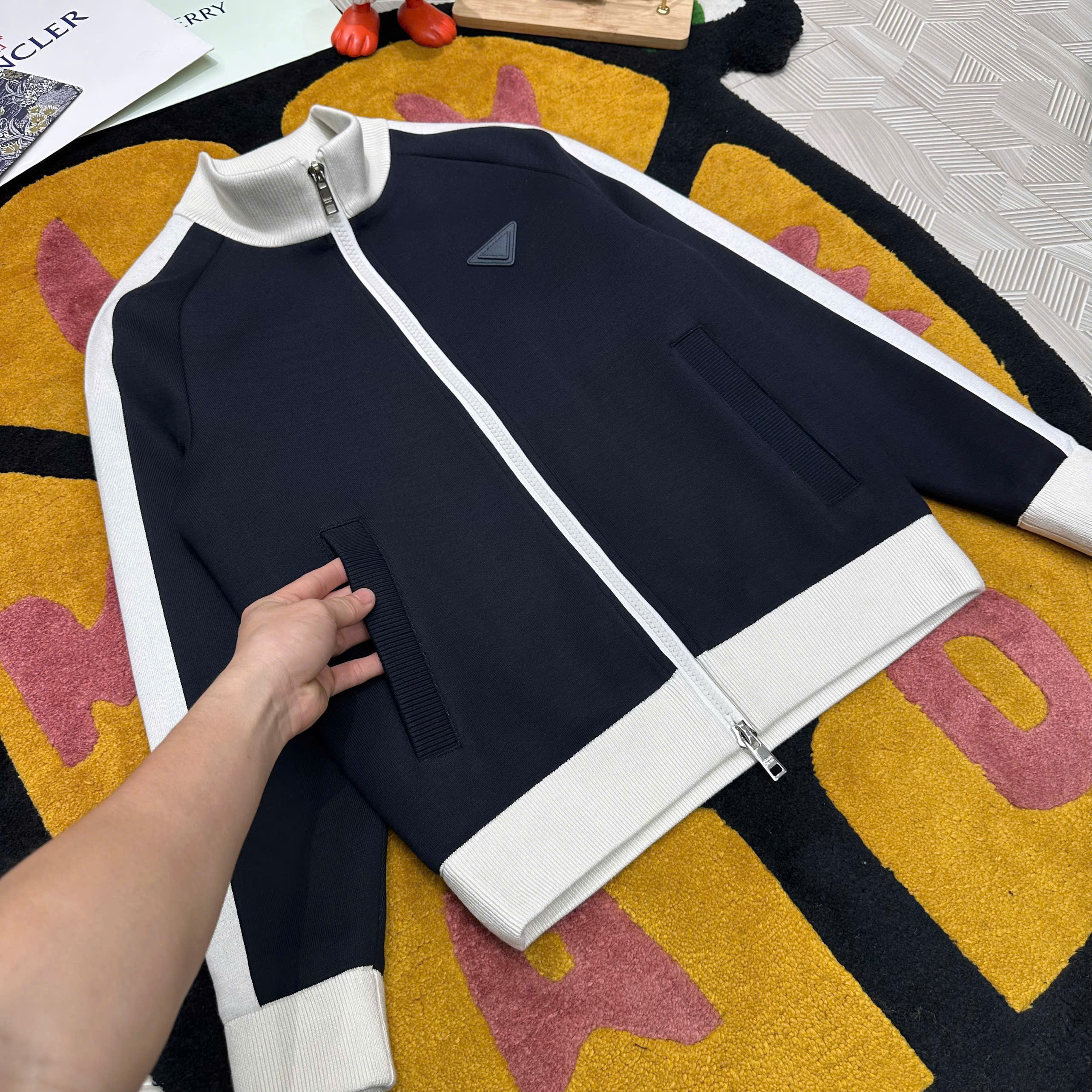 Áo khoác nỉ dạ Prada Đen phối viền Trắng logo tam giác tag ngực Like Auth 48-52 MK