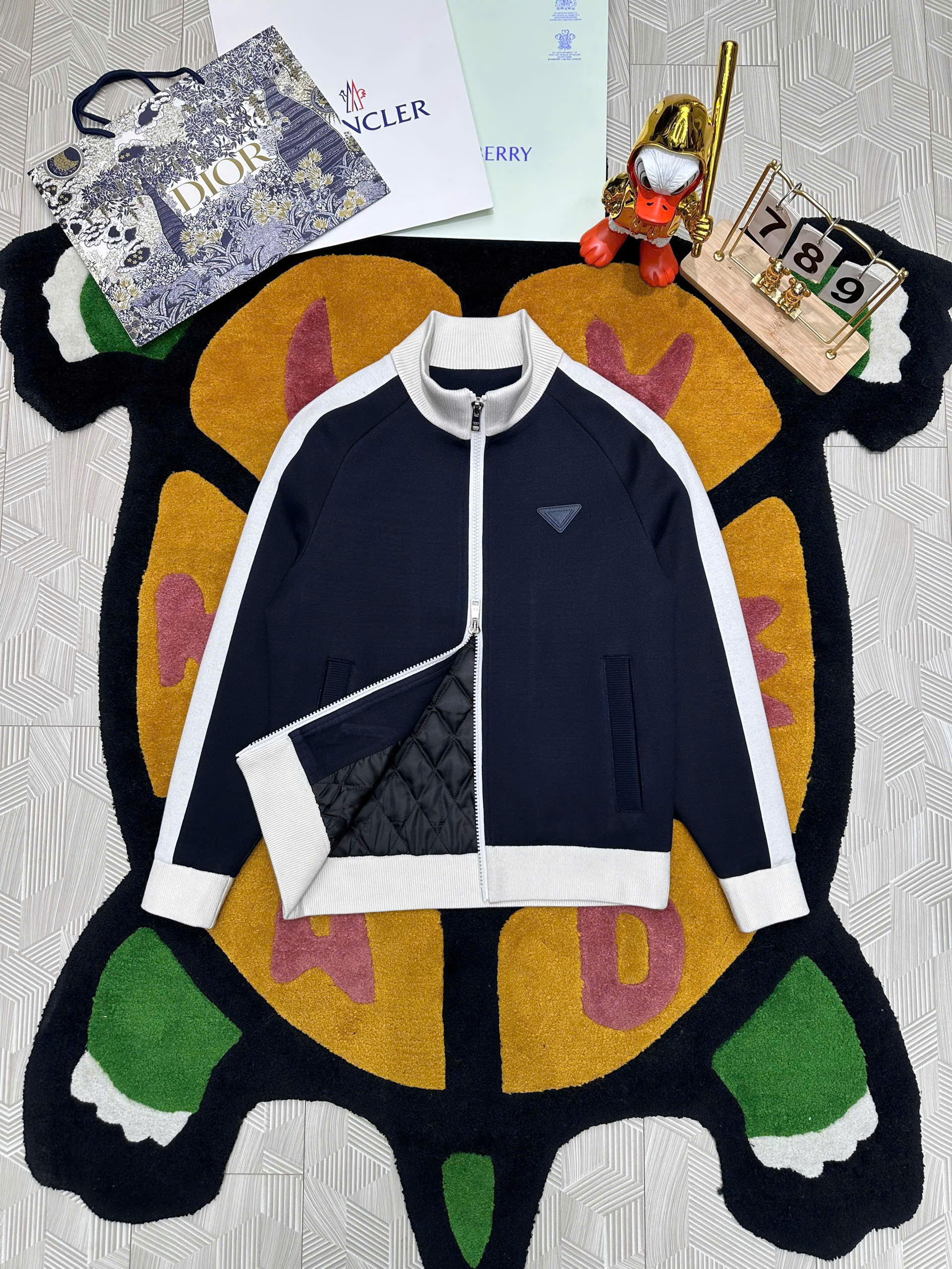 Áo khoác nỉ dạ Prada Đen phối viền Trắng logo tam giác tag ngực Like Auth 48-52 MK