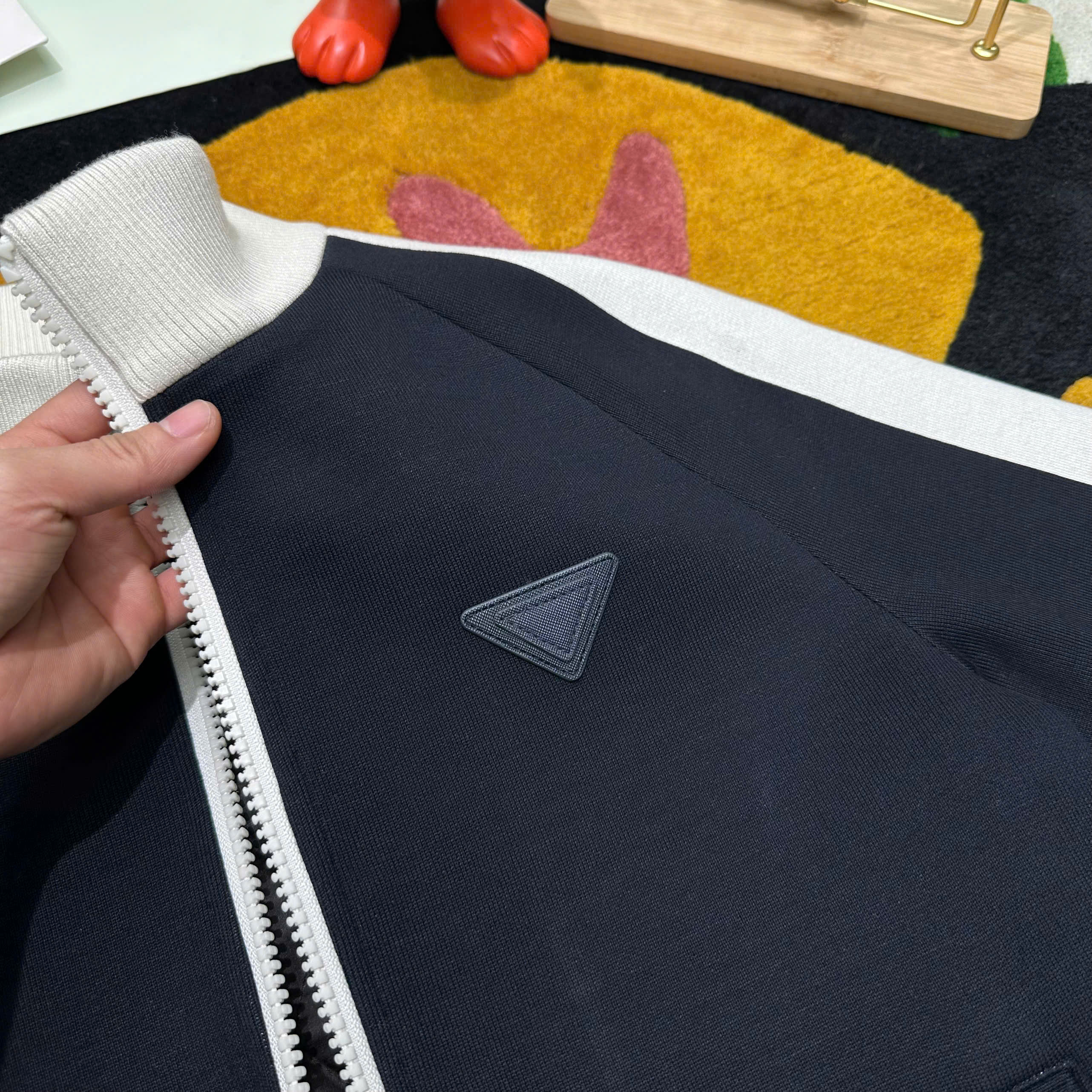 Áo khoác nỉ dạ Prada Đen phối viền Trắng logo tam giác tag ngực Like Auth 48-52 MK