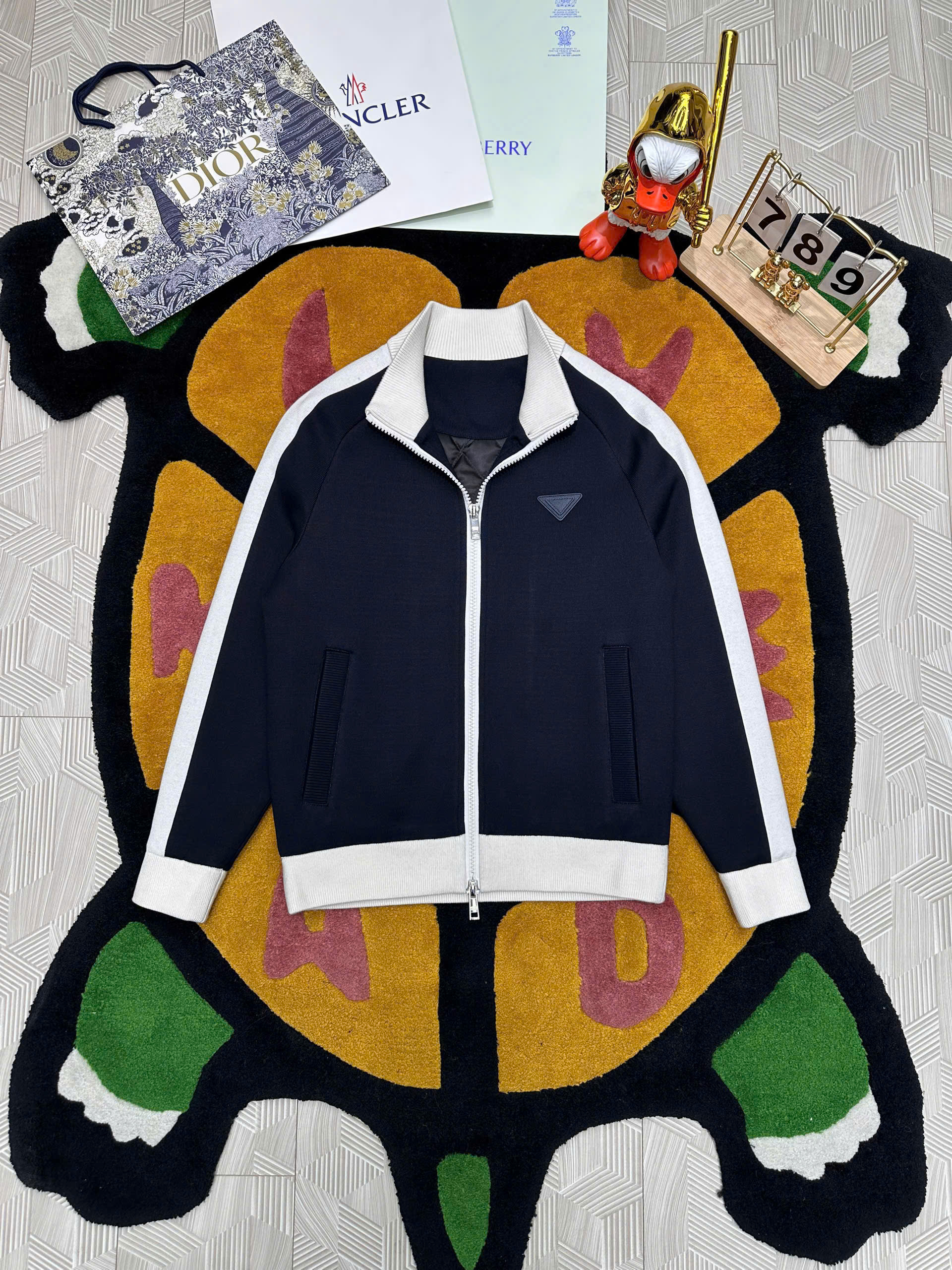 Áo khoác nỉ dạ Prada Đen phối viền Trắng logo tam giác tag ngực Like Auth 48-52 MK