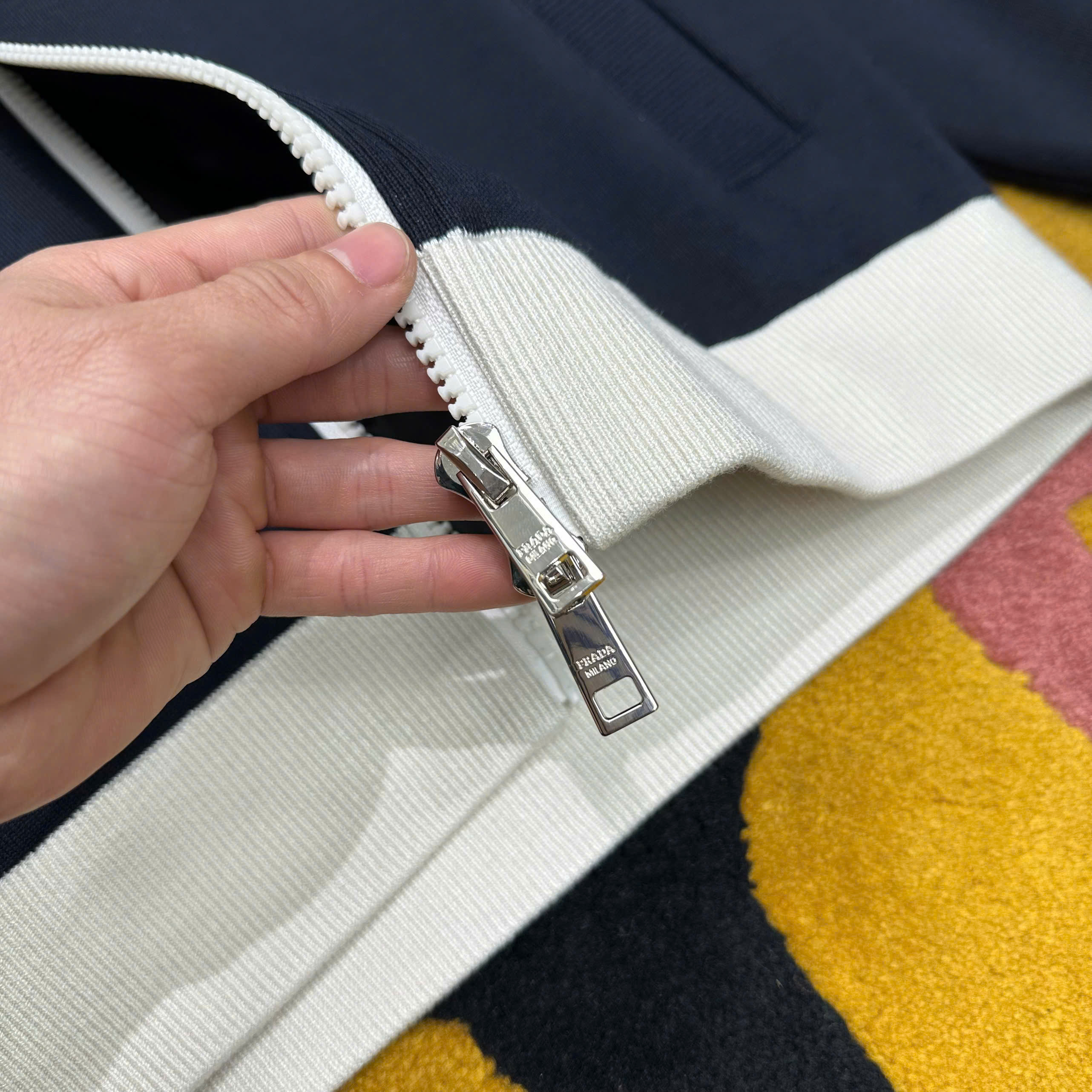 Áo khoác nỉ dạ Prada Đen phối viền Trắng logo tam giác tag ngực Like Auth 48-52 MK