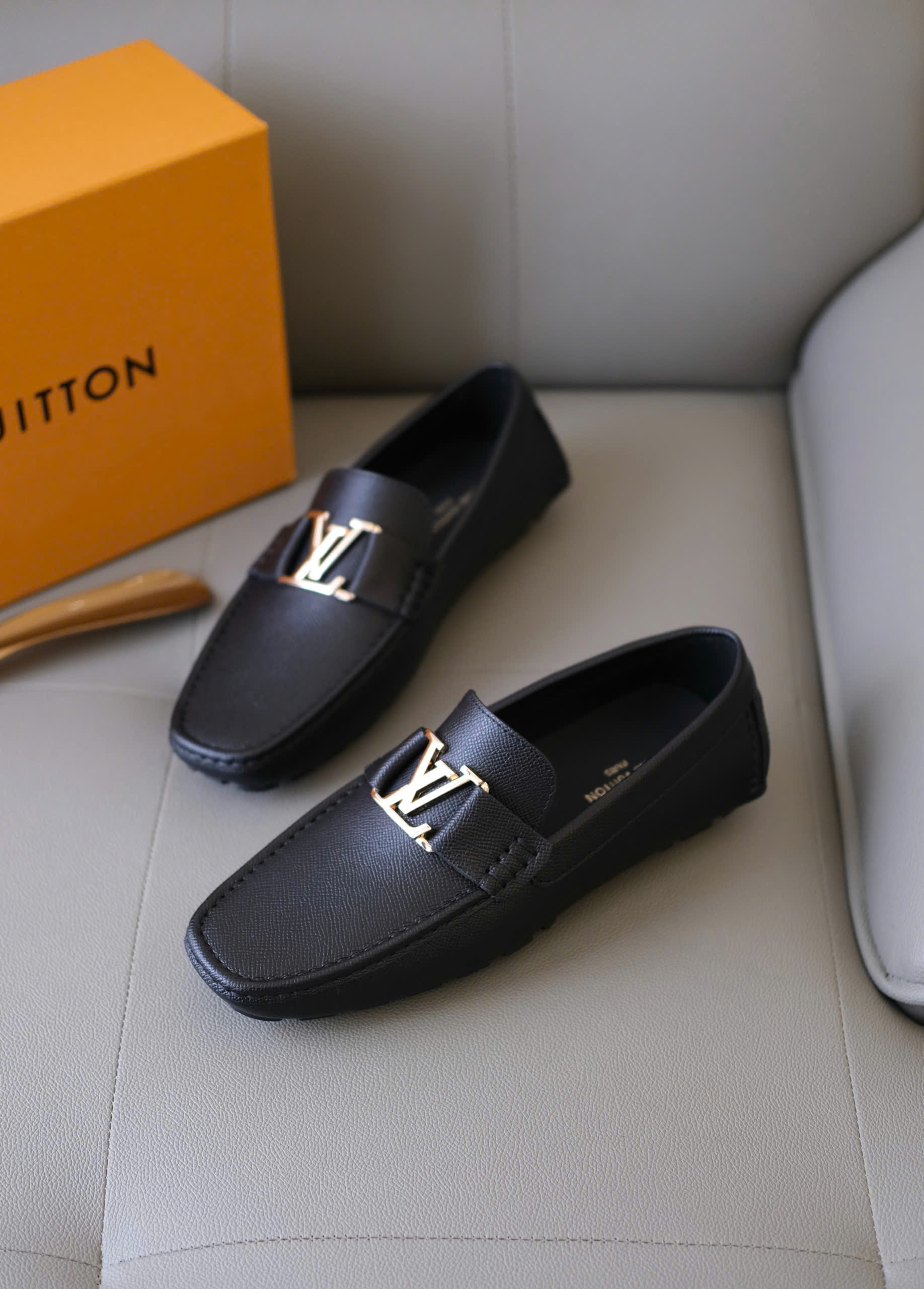 Giày moca Louis Vuitton Đen sần logo LV tag Vàng mũi vuông Like Auth 38-43 DDT