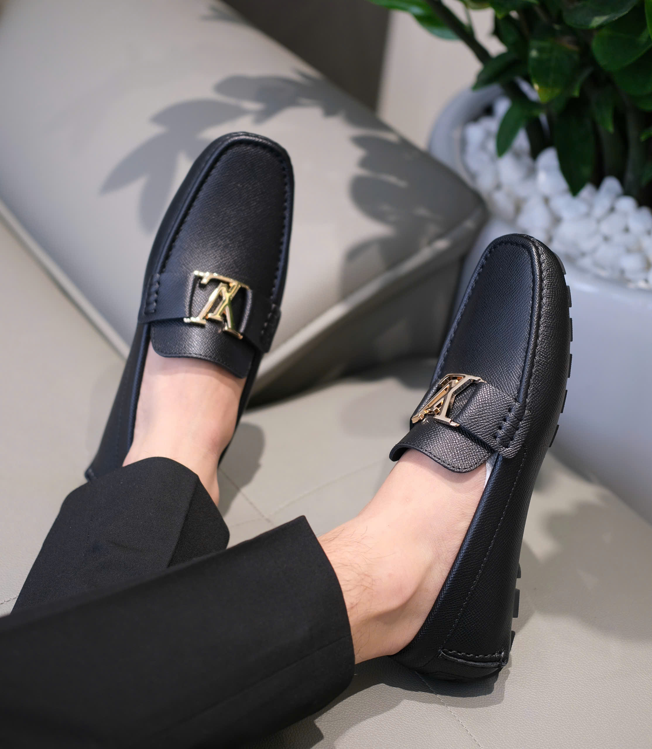 Giày moca Louis Vuitton Đen sần logo LV tag Vàng mũi vuông Like Auth 38-43 DDT