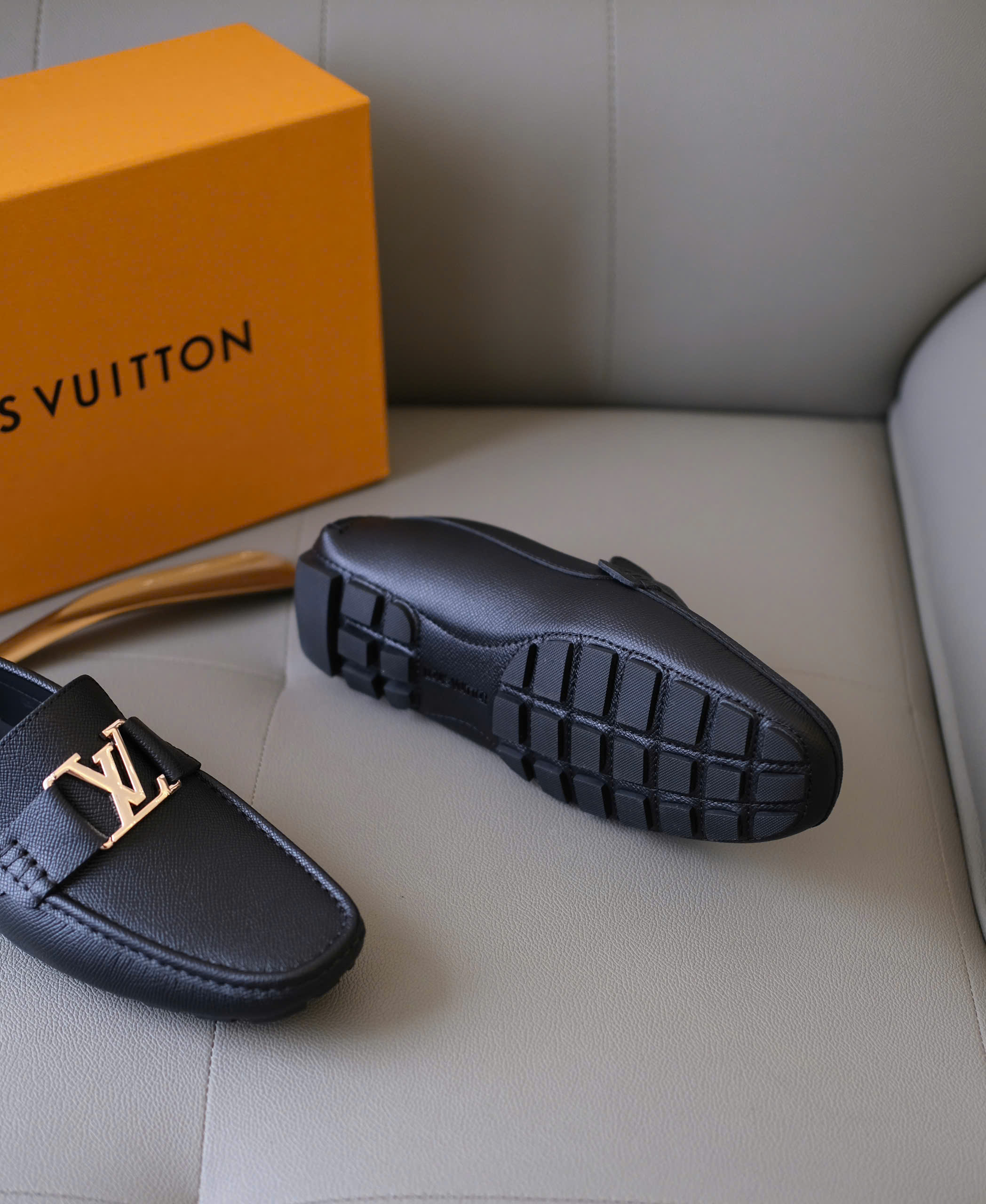 Giày moca Louis Vuitton Đen sần logo LV tag Vàng mũi vuông Like Auth 38-43 DDT