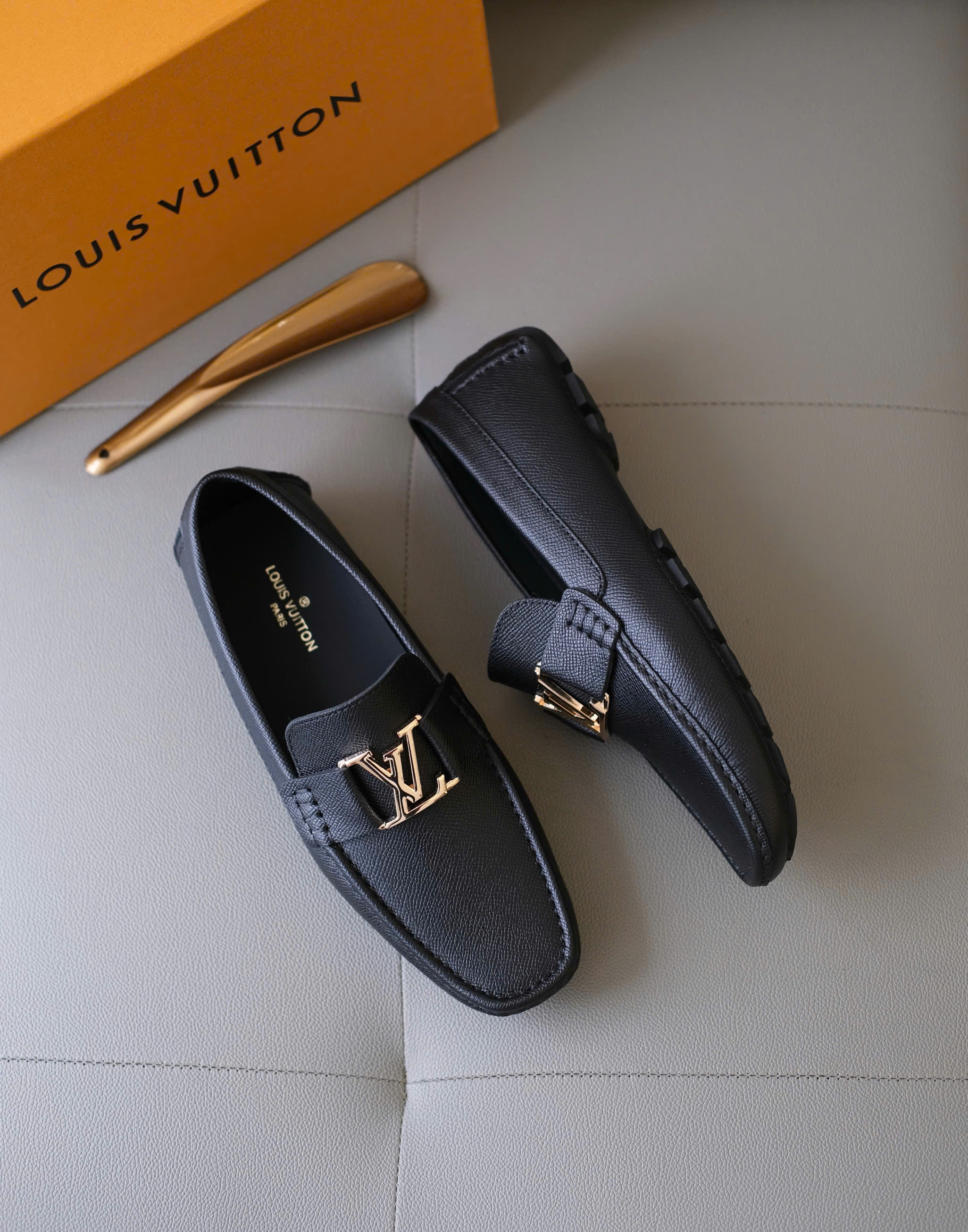 Giày moca Louis Vuitton Đen sần logo LV tag Vàng mũi vuông Like Auth 38-43 DDT