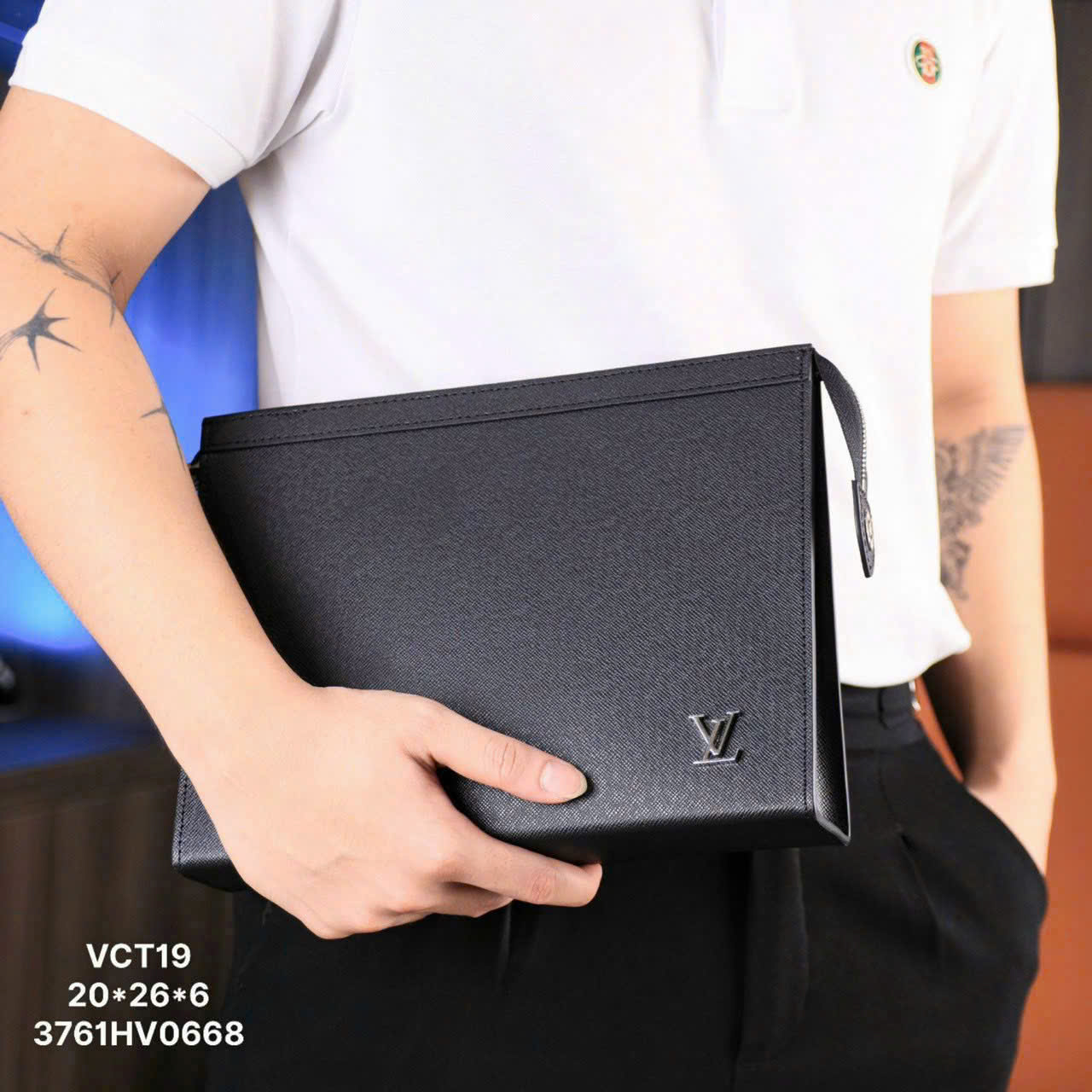 Túi ví Clutch Louis Vuitton LV Pochette Voyage Taiga Đen sần logo tag Bạc Like Auth 20x26x6 DDT