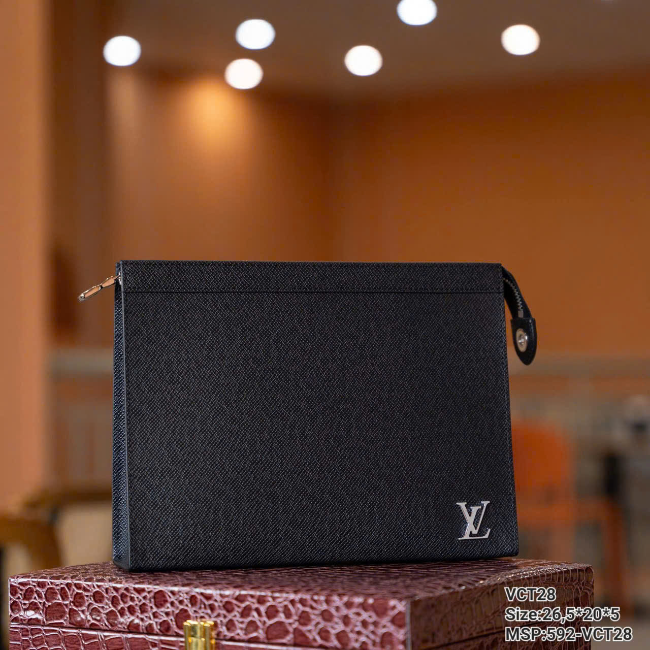 Túi ví Clutch Louis Vuitton LV Pochette Voyage Taiga Đen sần logo tag Bạc Like Auth 20x26x6 DDT