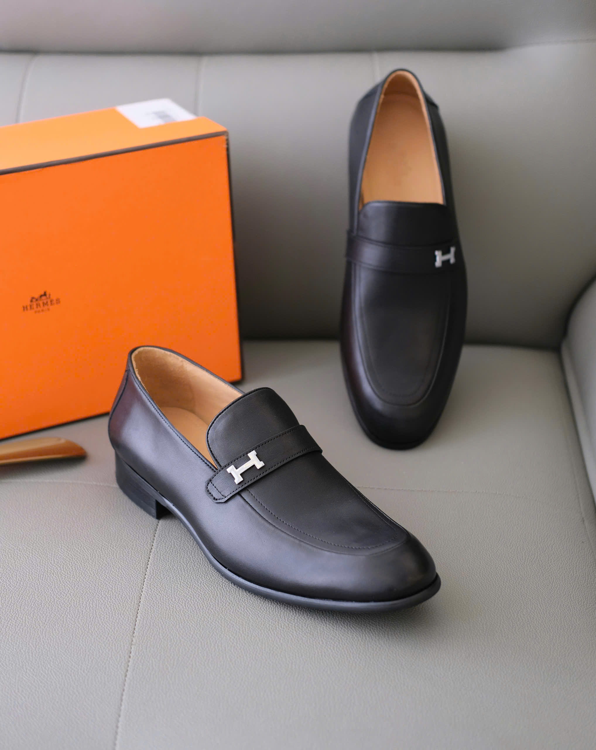 Giày loafer Hermes HM Đen lỳ logo tag bạc chữ H đế gỗ Like Auth 38-43 DDT
