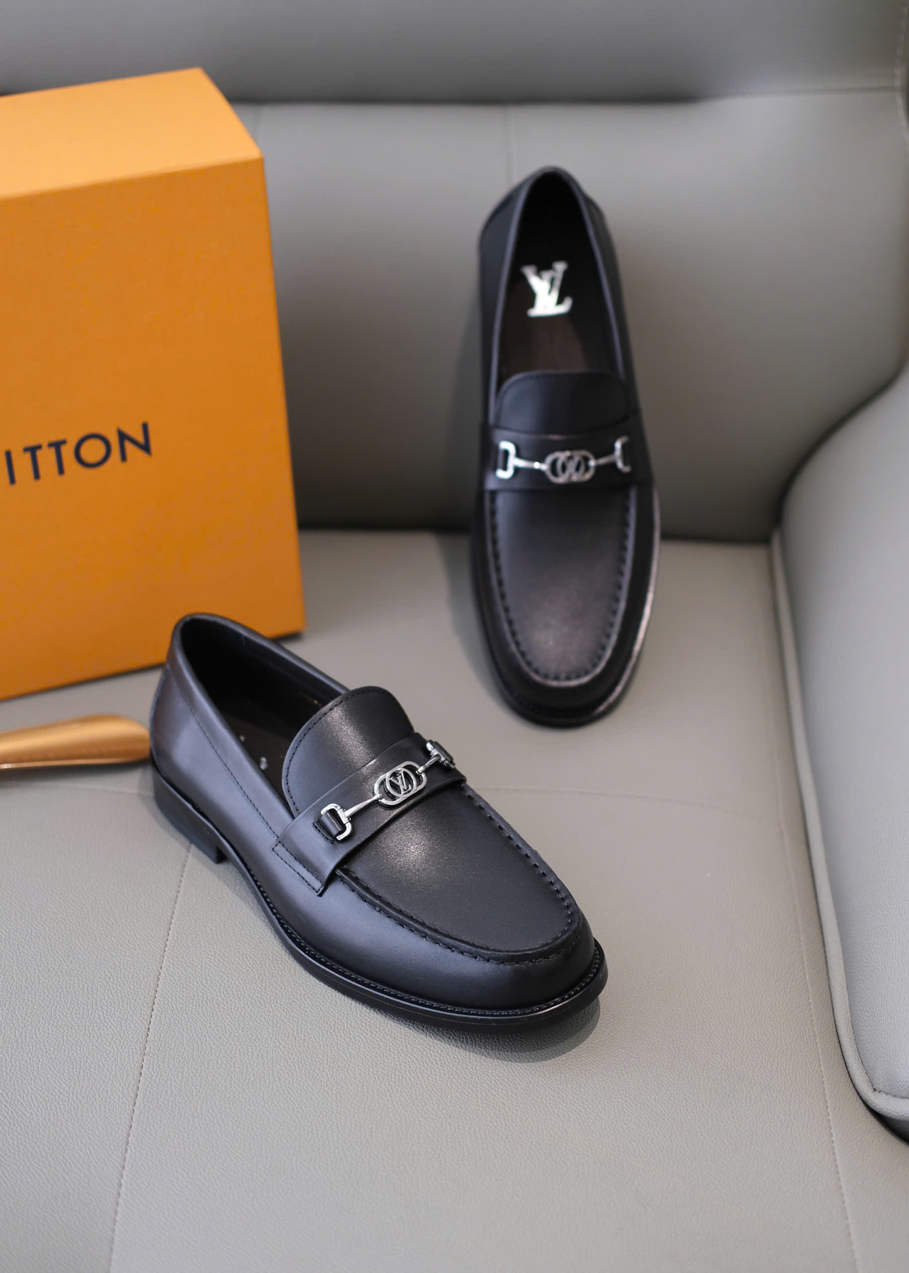 Giày loafer Louis Vuitton LV Đen sần logo LV móc tag bạc đế gỗ Like Auth 38-43 DDT