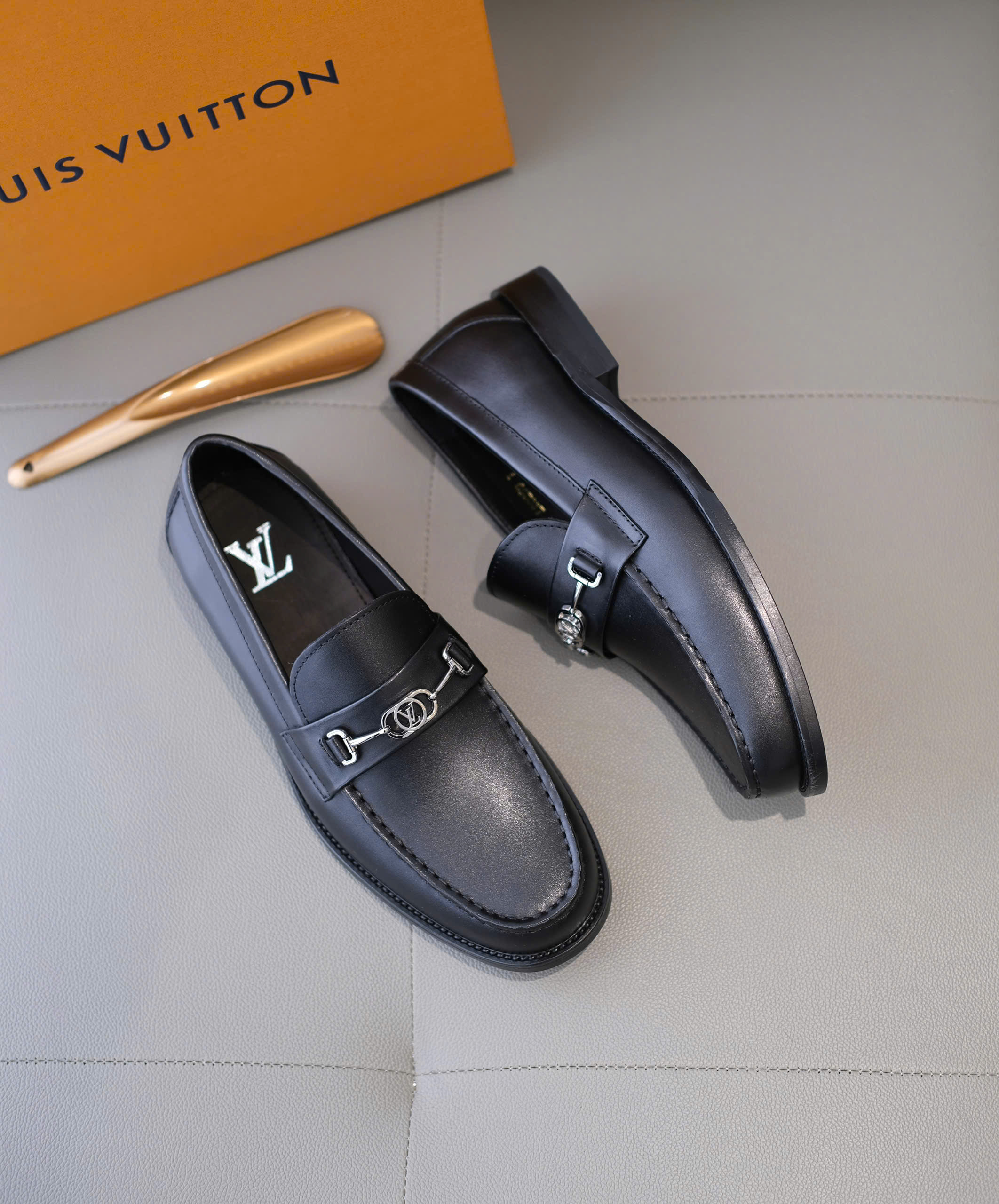 Giày loafer Louis Vuitton LV Đen sần logo LV móc tag bạc đế gỗ Like Auth 38-43 DDT