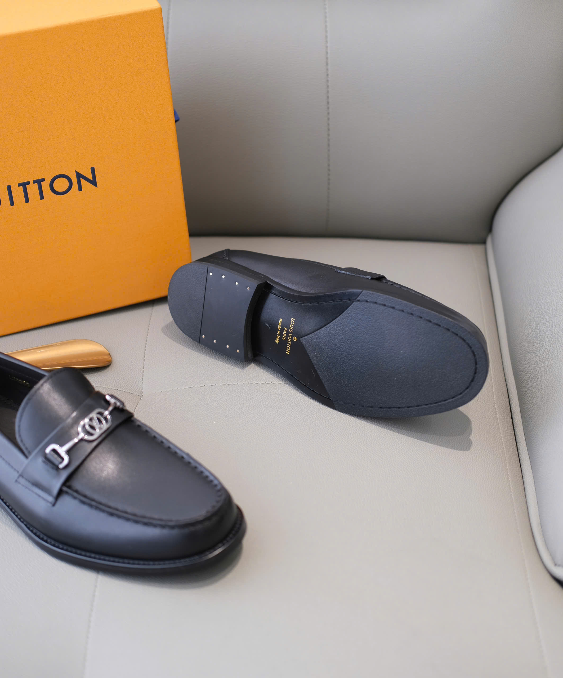 Giày loafer Louis Vuitton LV Đen sần logo LV móc tag bạc đế gỗ Like Auth 38-43 DDT