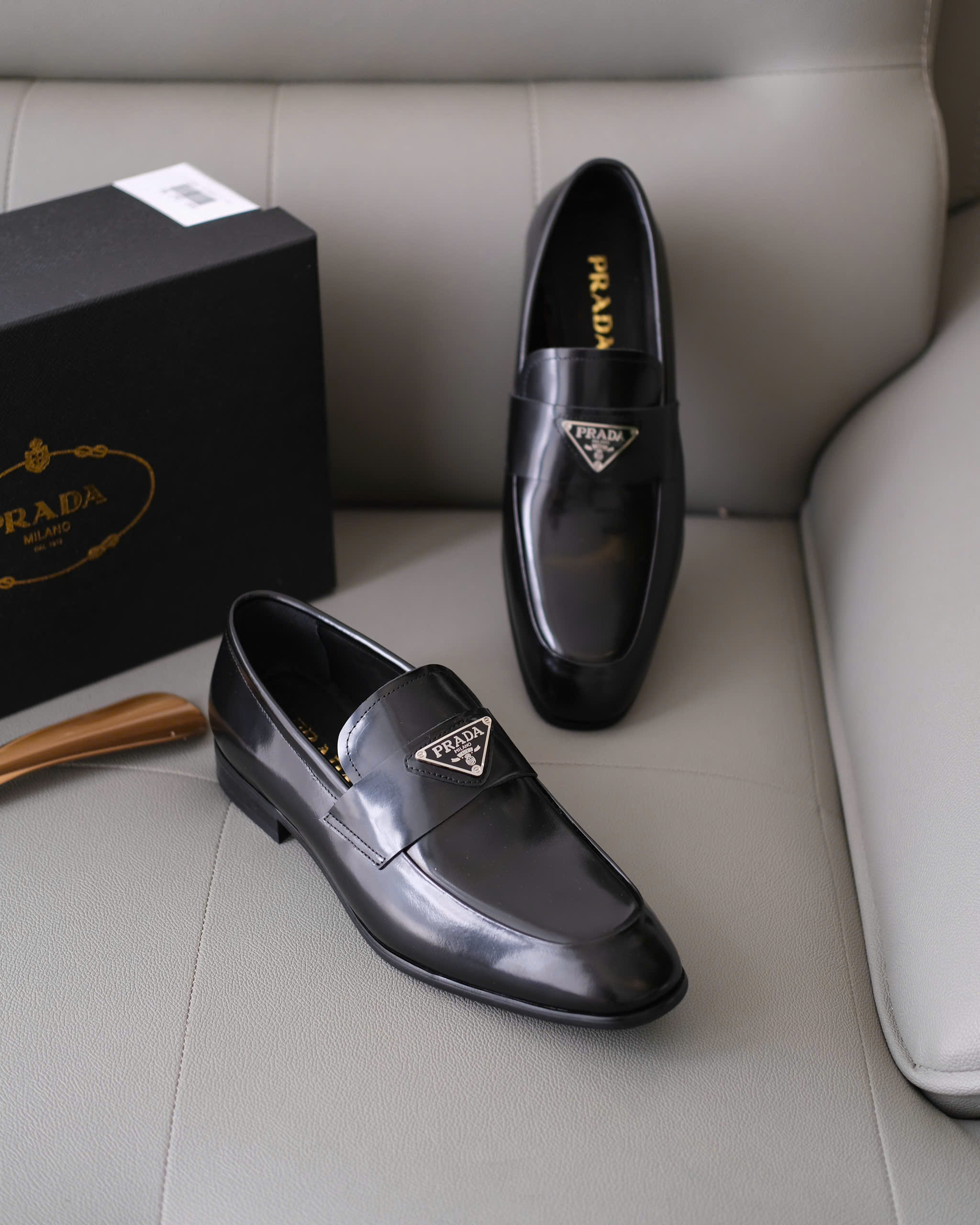 Giày loafer Prada Đen bóng logo tam giác đế gỗ Like Auth 38-43 DDT
